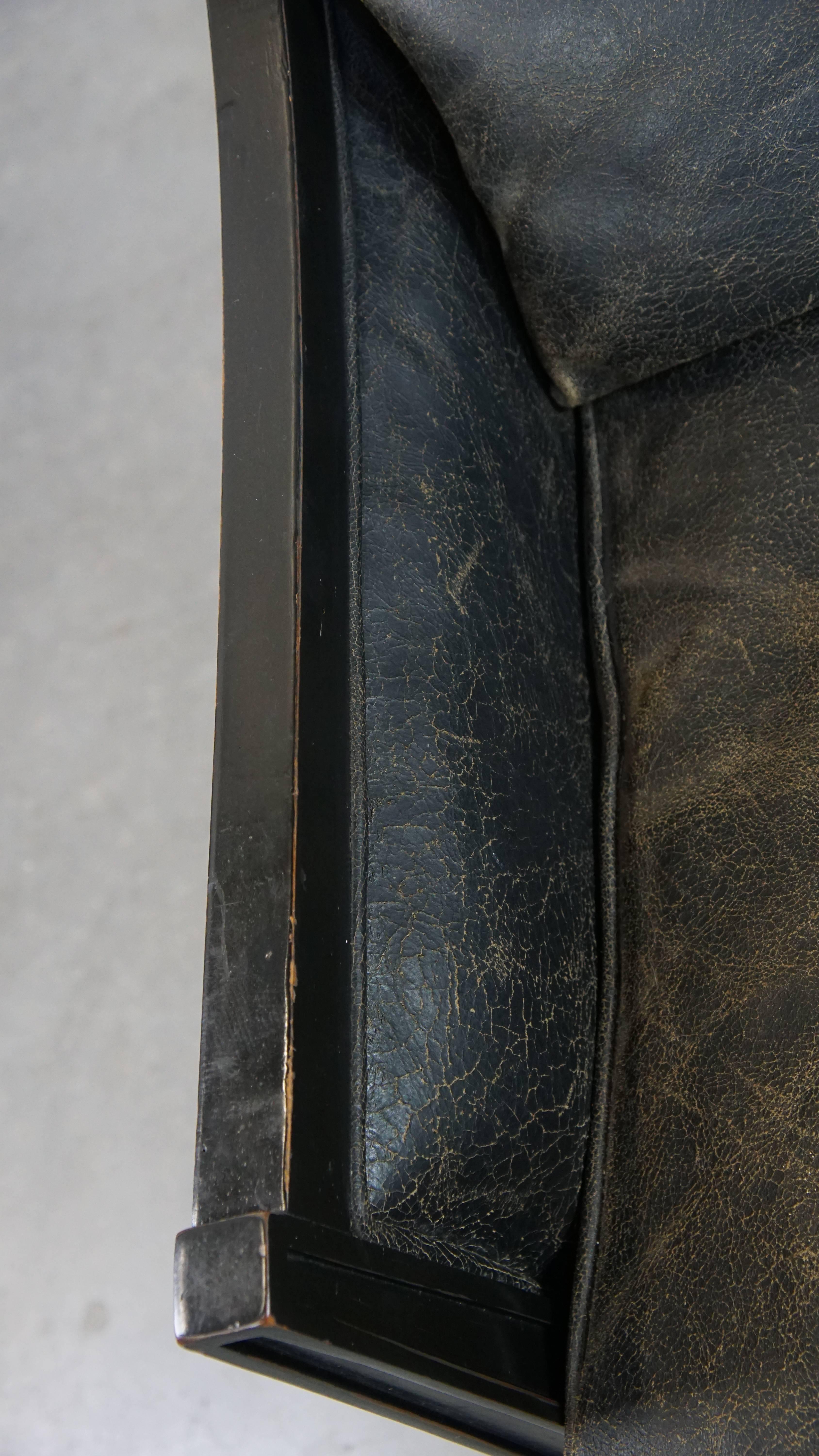 Black cowhide leather and wooden armchair with a timeless Art Deco design For Sale 1