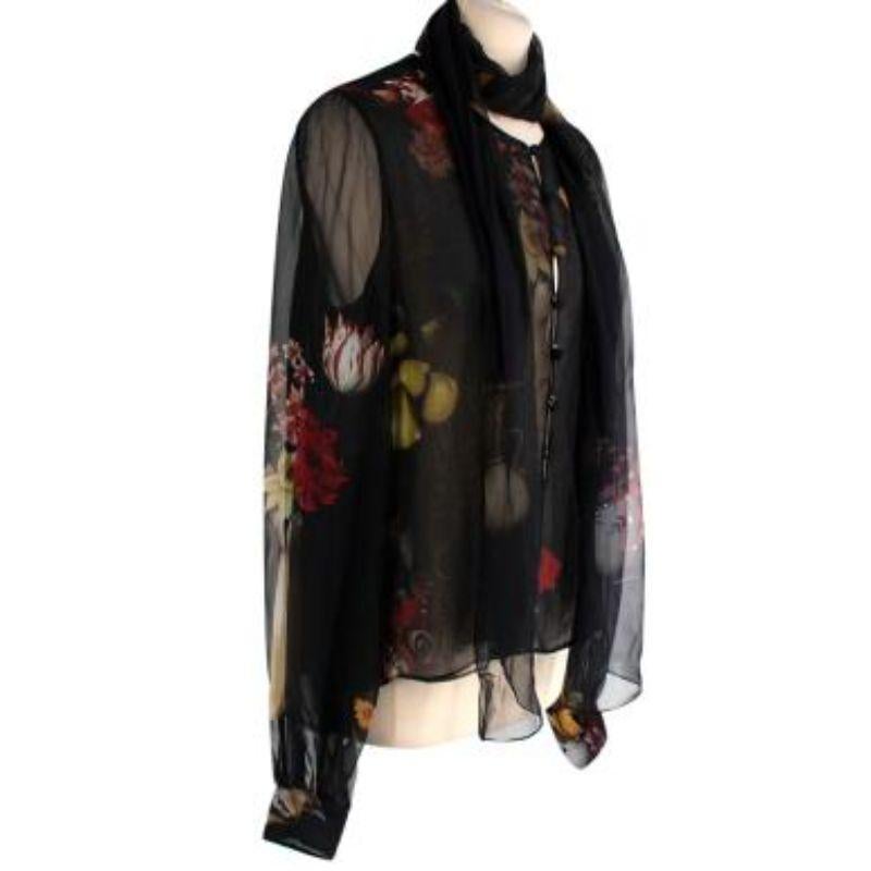 Oscar de la Renta Black Sheer Silk Floral Blouse
 
 
 
 -Button fastening along the front 
 
 -Self tie at the collar 
 
 -Sheer floral print body 
 
 -Buttoned cuffs 
 
 -Round neckline 
 
 -Light weight construction 
 
 
 
 Material: 
 
 
 
 100%