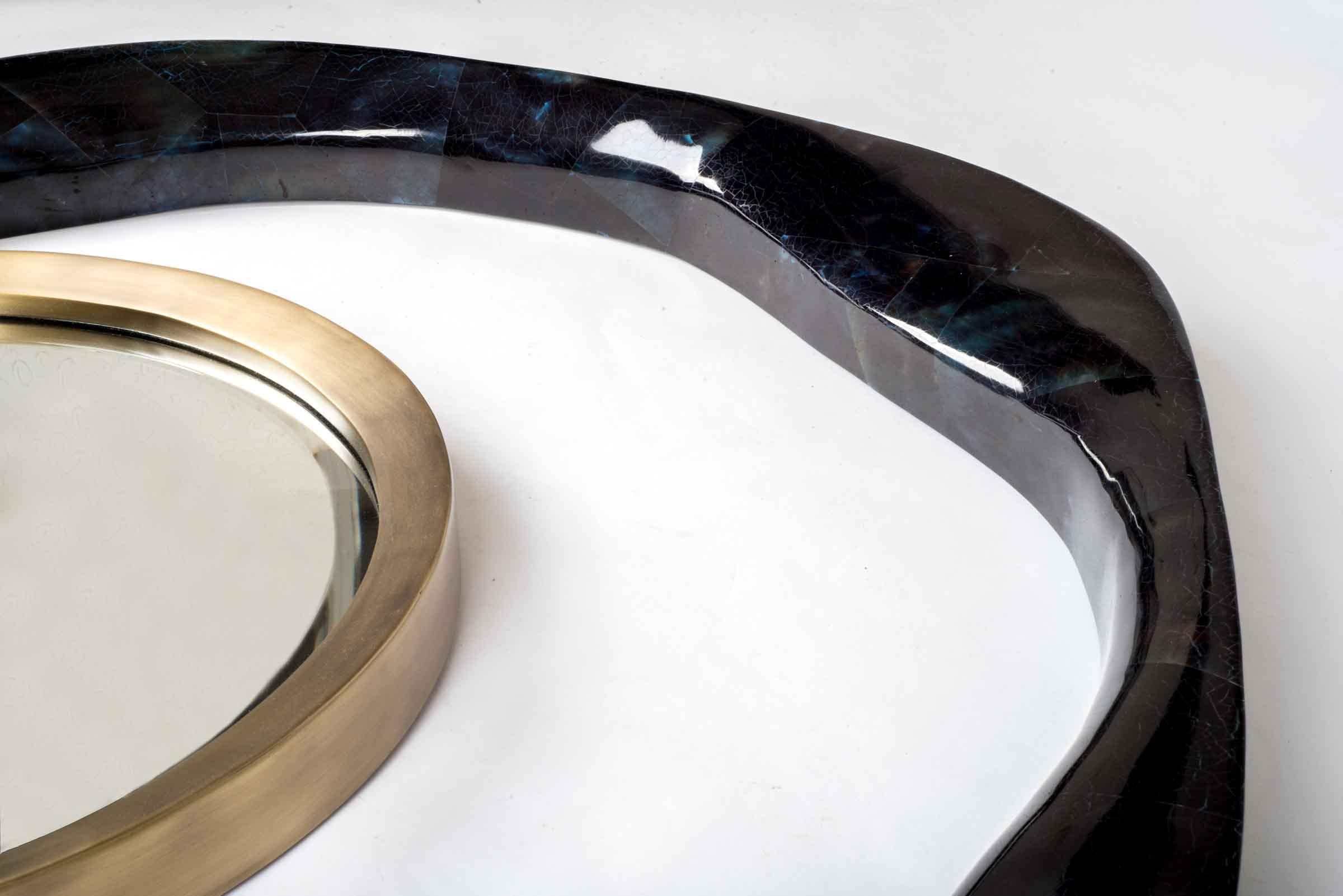 Art déco Miroir en coquillage noir avec détails en bronze-patina et laiton de R&Y Augousti en vente