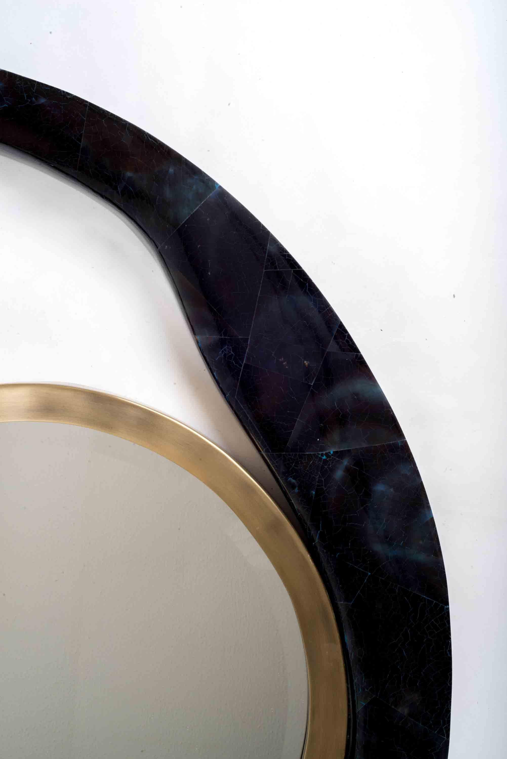 Français Miroir en coquillage noir avec détails en bronze-patina et laiton de R&Y Augousti en vente