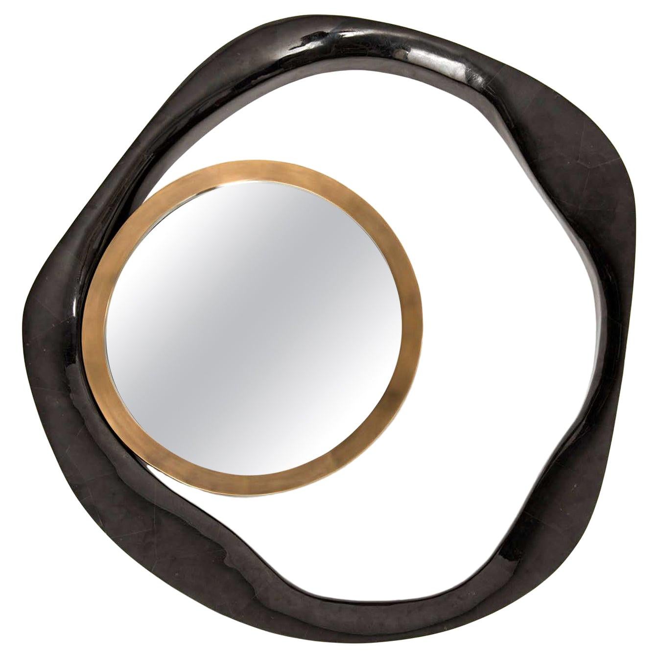Miroir en coquillage noir avec détails en bronze-patina et laiton de R&Y Augousti