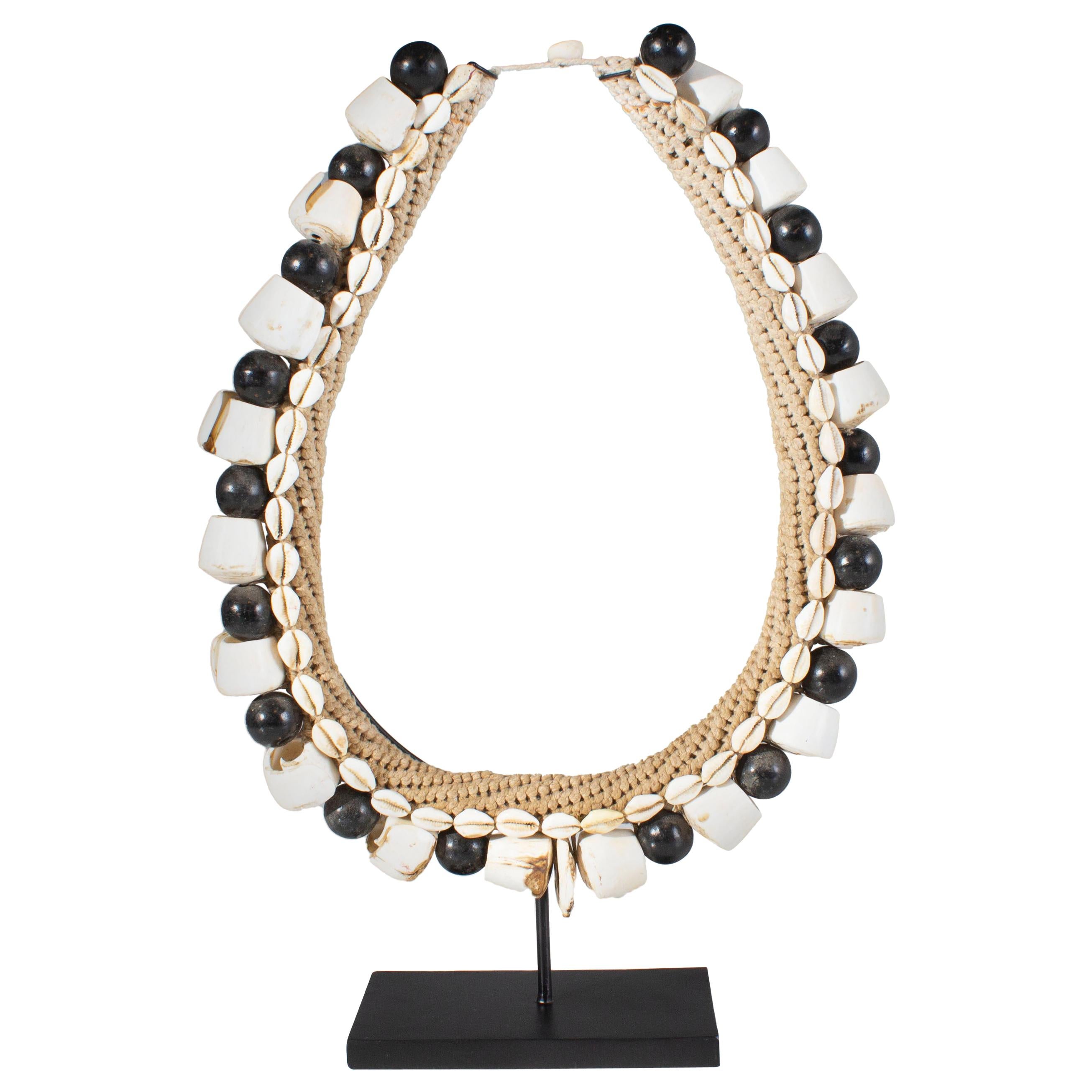 Accesorio Collar de Concha Negra en Soporte