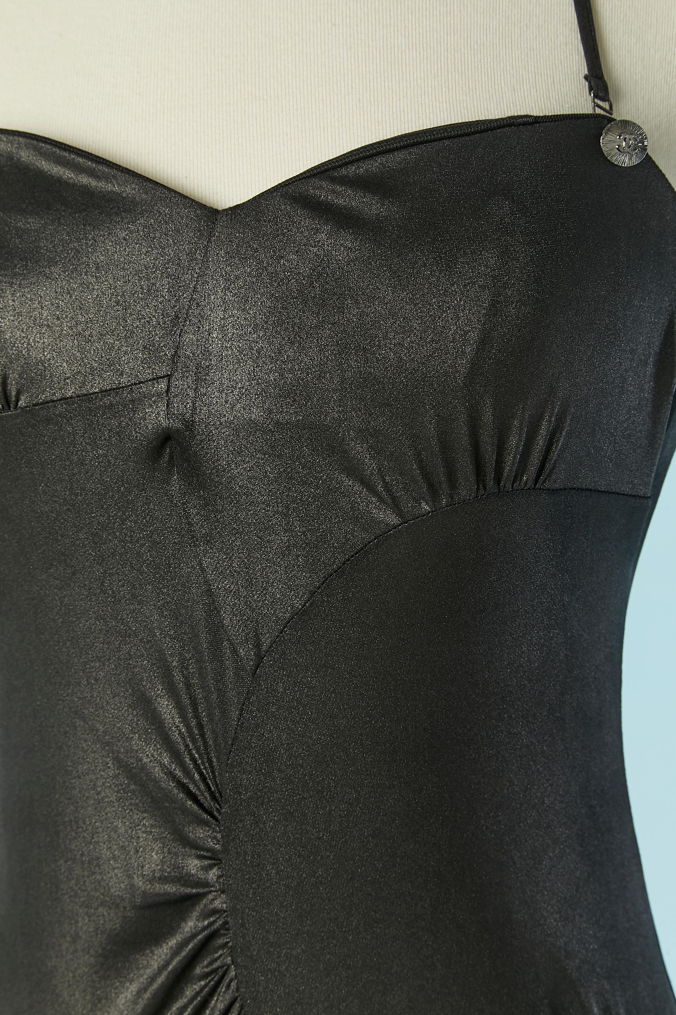 Traje de baño de una pieza negro brillante. Composición del tejido: 66% nailon, 18% poliuretano, 16% elastano. 
Cuerda desmontable . Sujetador con relleno muy fino. Deshuesada por ambos lados.
TALLA 38 