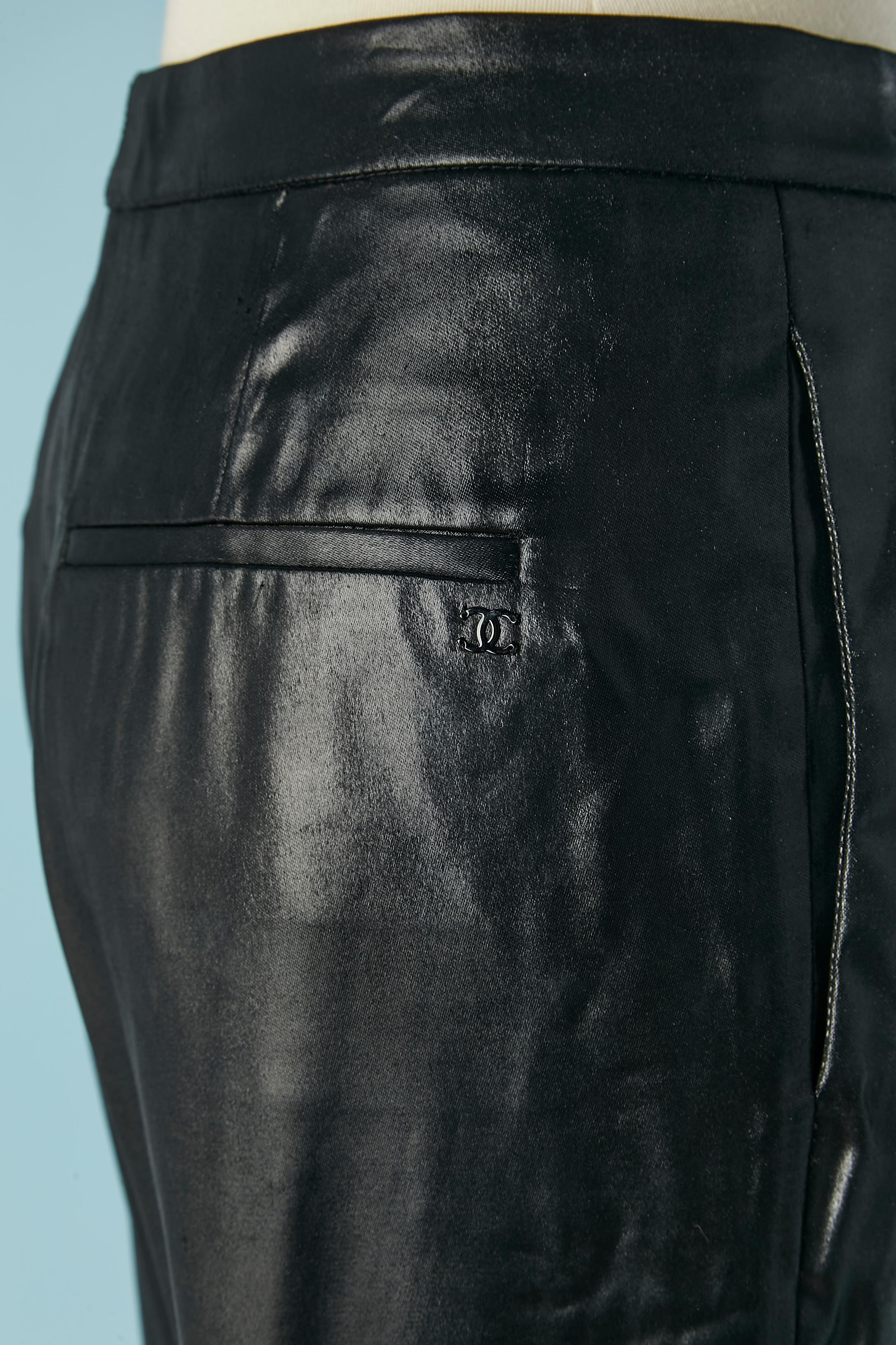 Schwarze, glänzende Satin-Hose mit Rückentaschen von Chanel  im Angebot 1