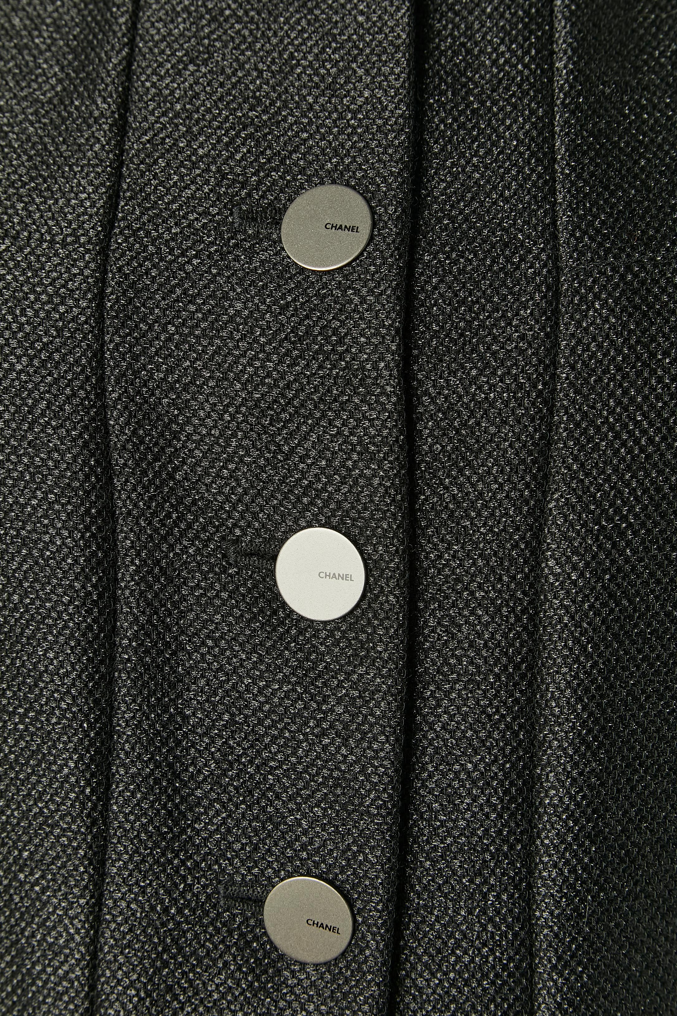 Black shiny single breasted coat with branded button and buttonhole closure on the middle front. Pocket on both side.
Main fabric composition: 60% wool, 40% nylon. Branded silk lining.
SIZE 40(Fr) M/L 