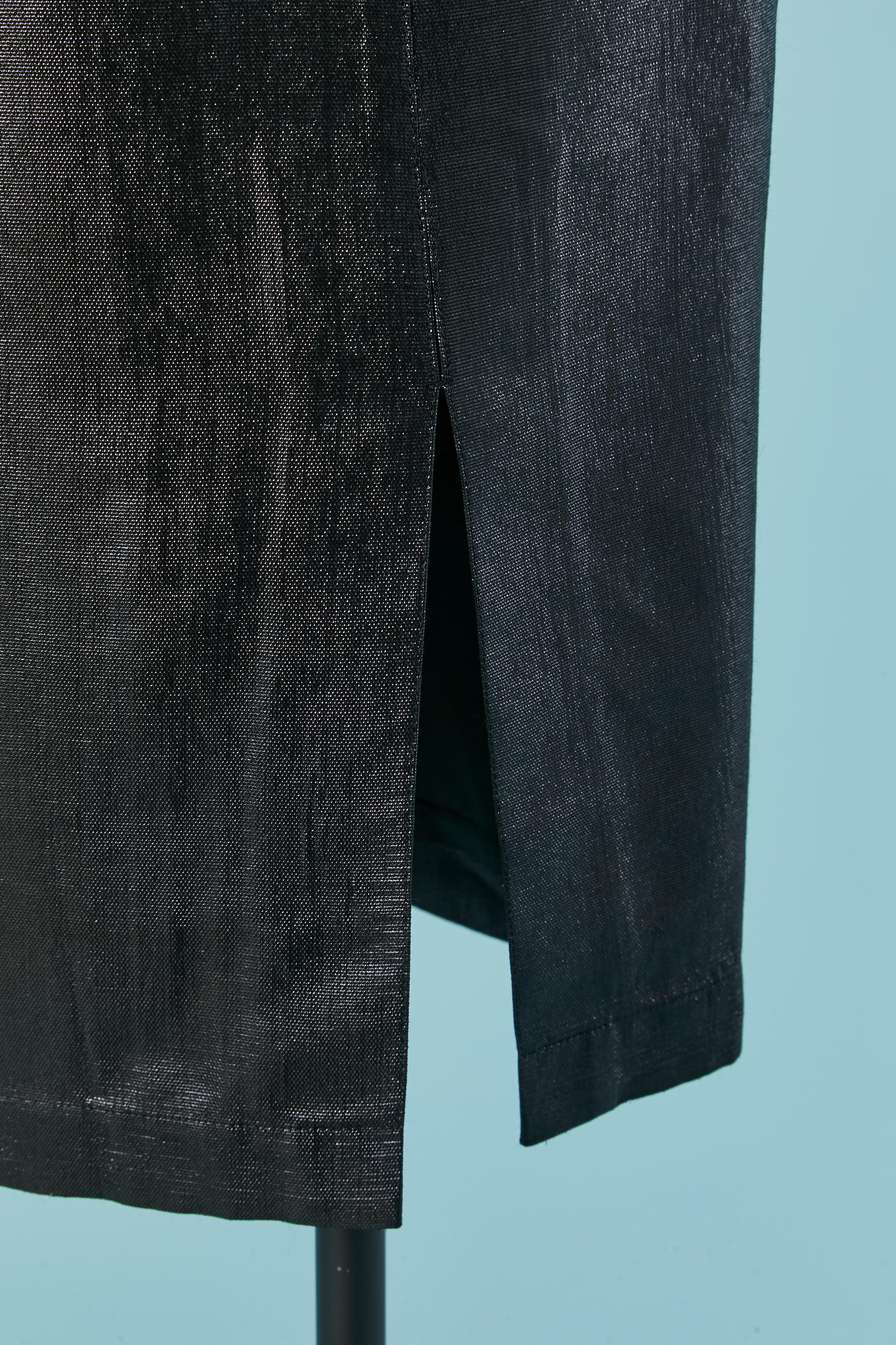 Jupe noire brillante avec fente (longueur = 22cm) sur le devant. Composition du tissu principal : 42% polyester, 41% acétate, 17% nylon. Doublure en acétate. Fermeture à glissière invisible sur le côté gauche. 
TAILLE 42 (Fr) L 