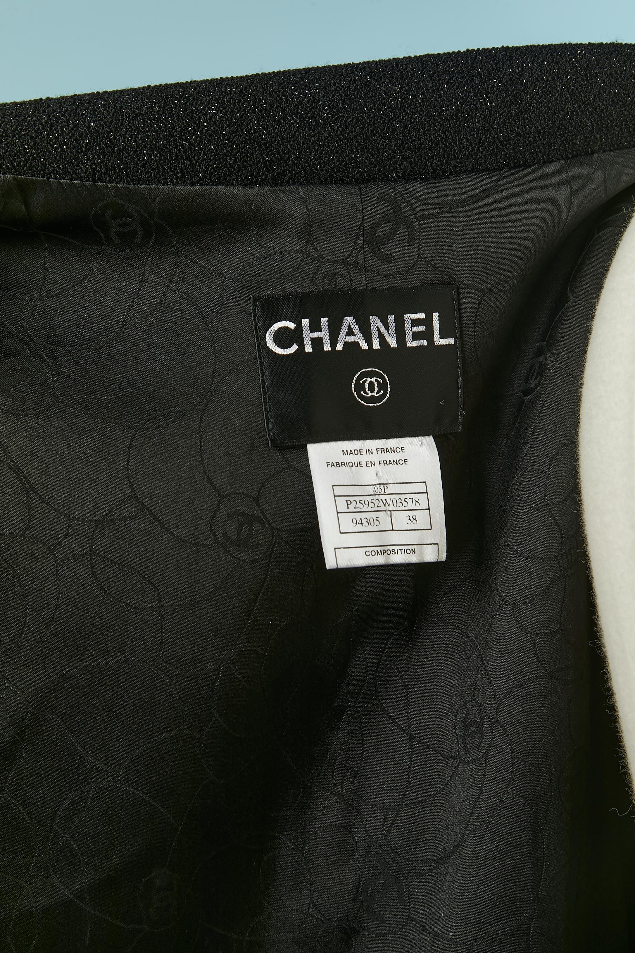 Chaqueta negra de lana brillante borde a borde con cuello de seda CHANEL en venta 6