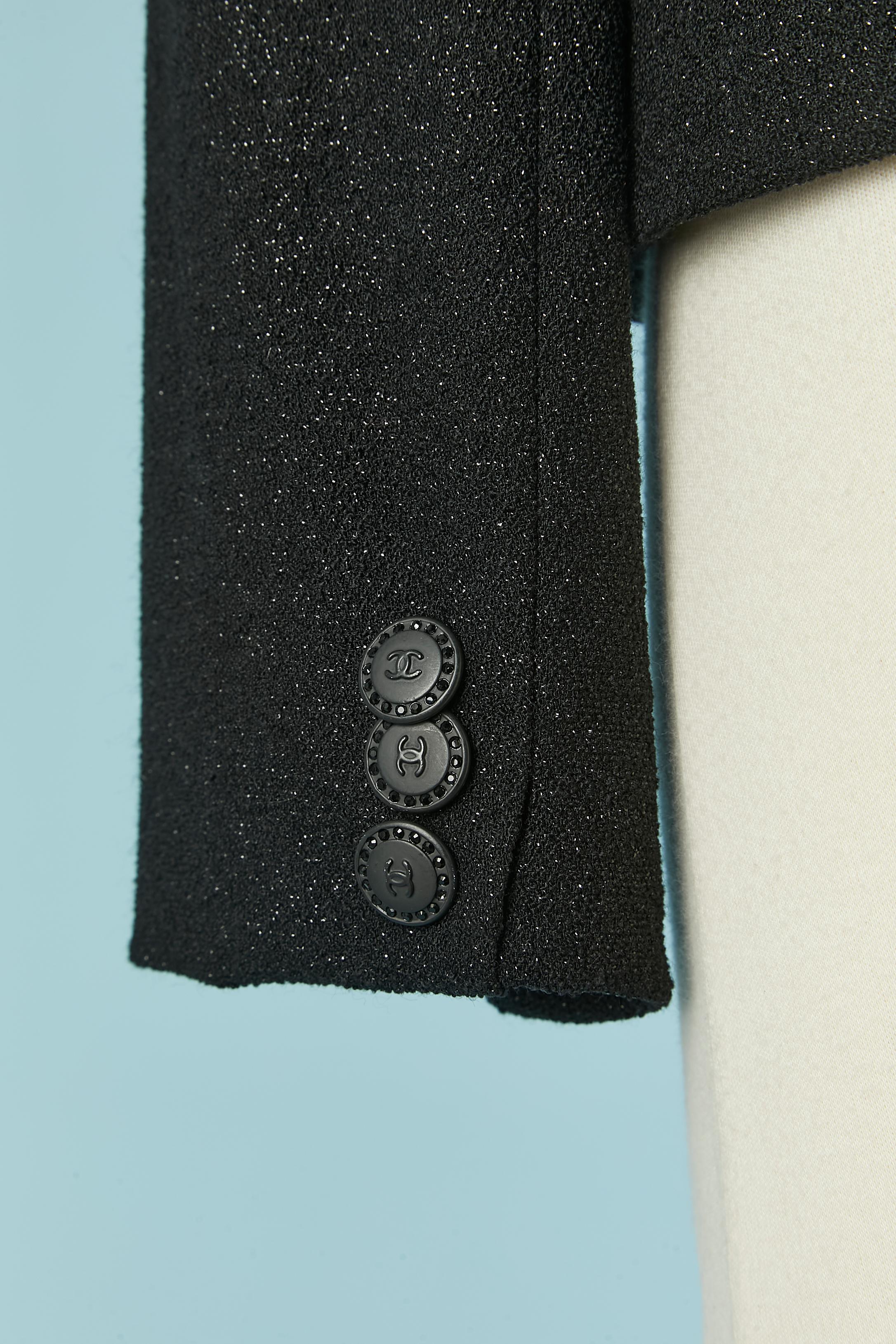 Chaqueta negra de lana brillante borde a borde con cuello de seda CHANEL en venta 2