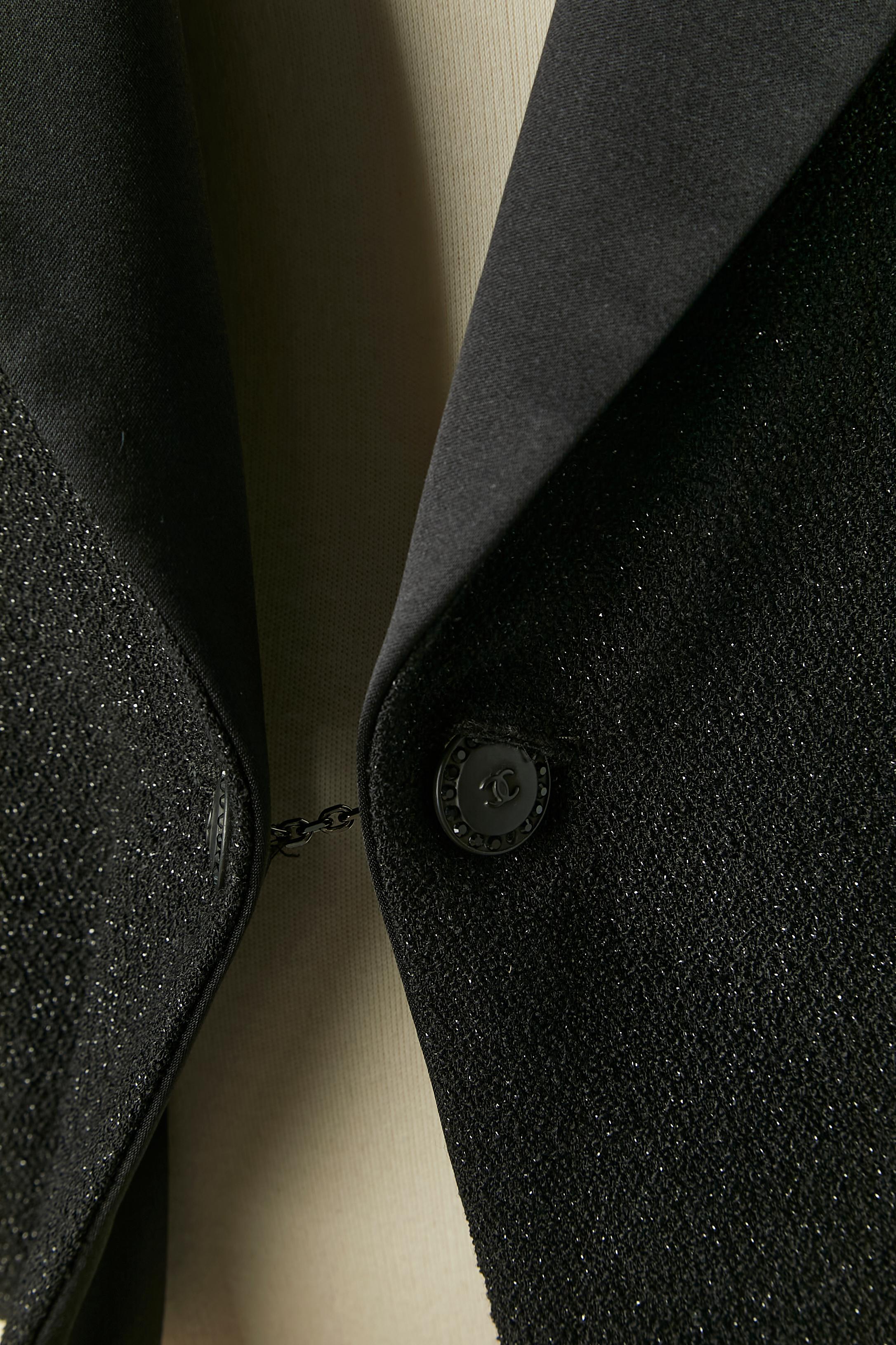 Chaqueta negra de lana brillante borde a borde con cuello de seda CHANEL en venta 3