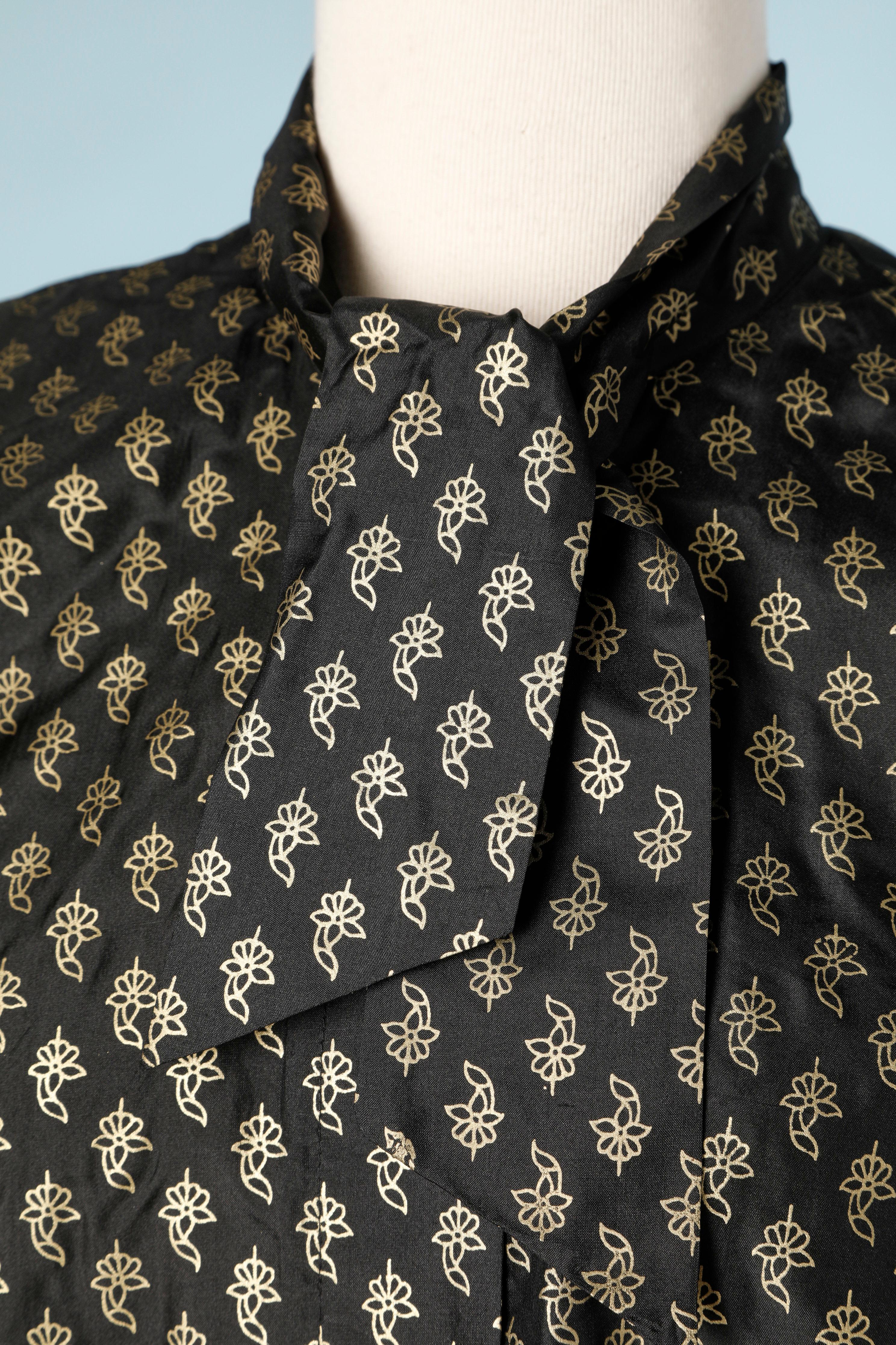 Black shirt with gold print pattern and bow tie. Gold button in the middle front and cuffs. FW 1991.
No fabric description but could be silk
SIZE 38 (Fr) M 