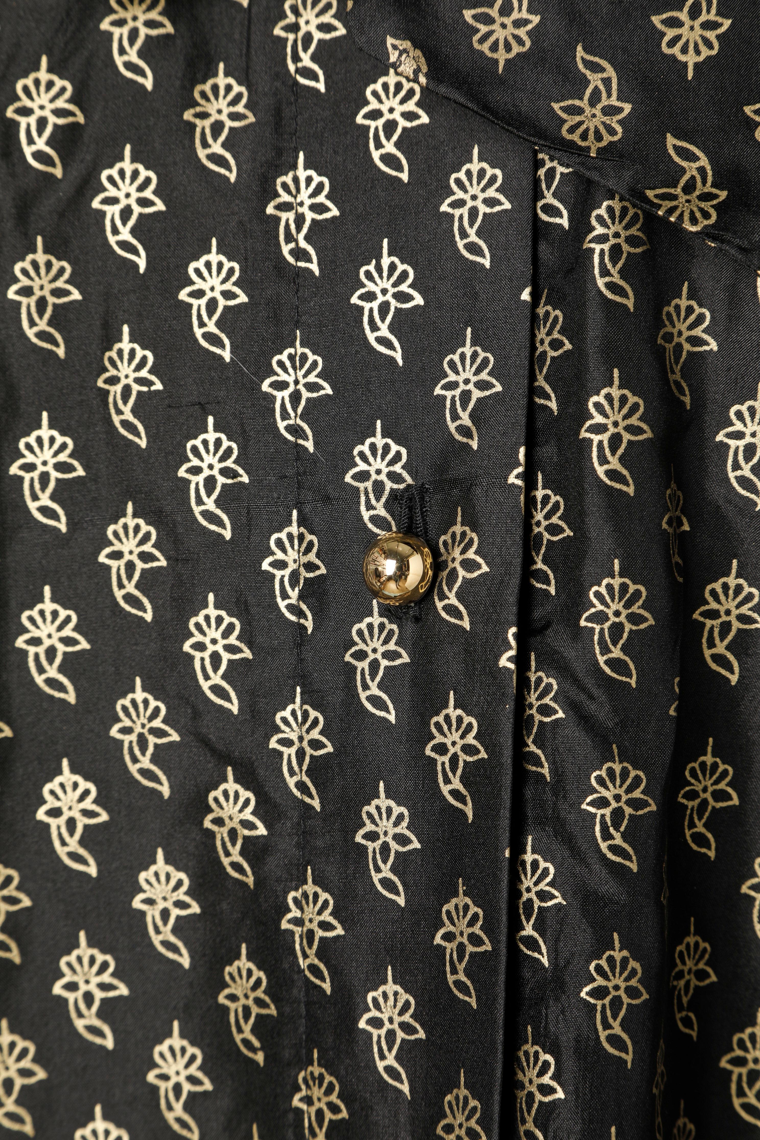 Schwarzes Hemd mit goldenem Druckmuster und Schleife Yves Saint Laurent Variation  im Zustand „Hervorragend“ im Angebot in Saint-Ouen-Sur-Seine, FR