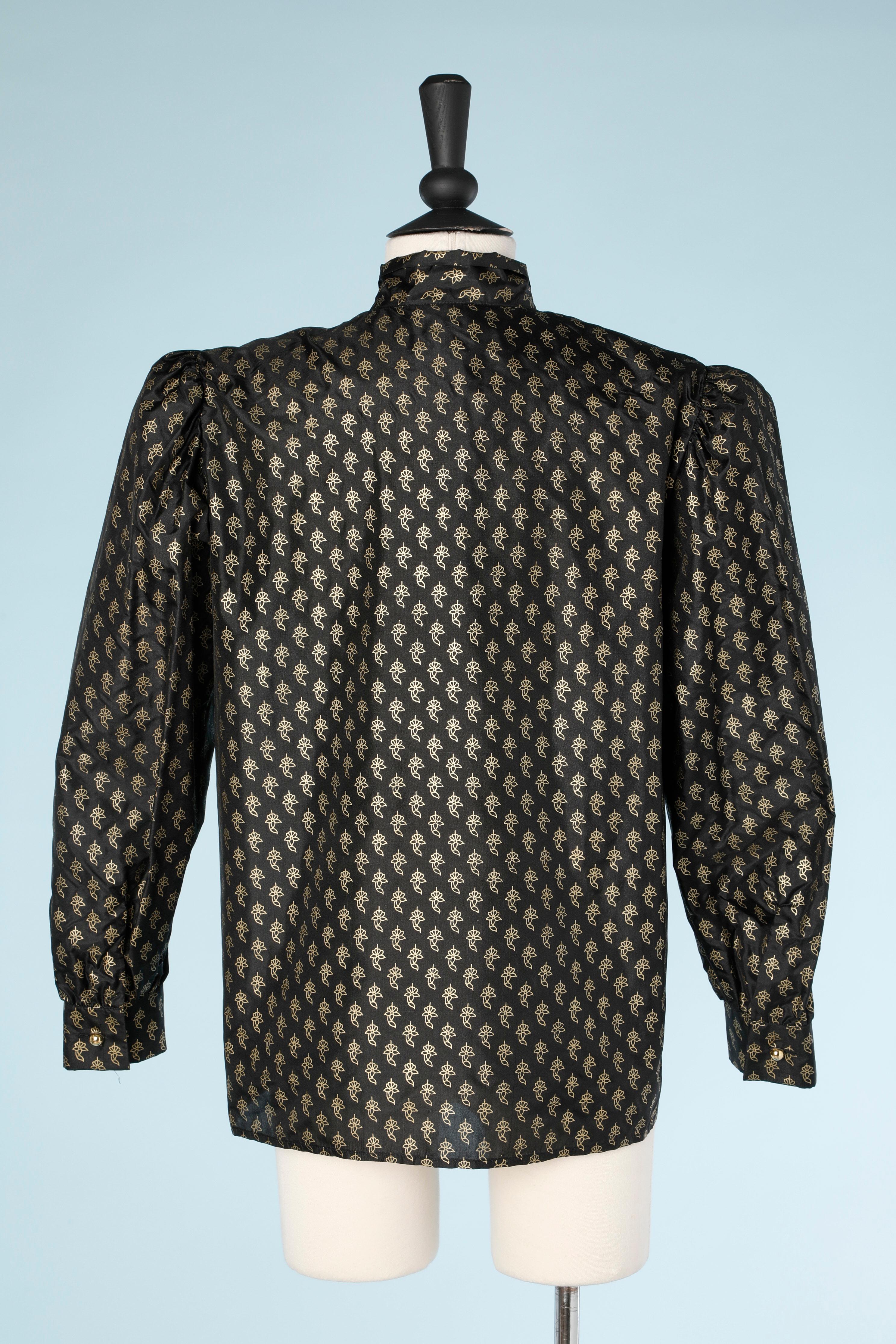 Schwarzes Hemd mit goldenem Druckmuster und Schleife Yves Saint Laurent Variation  im Angebot 2