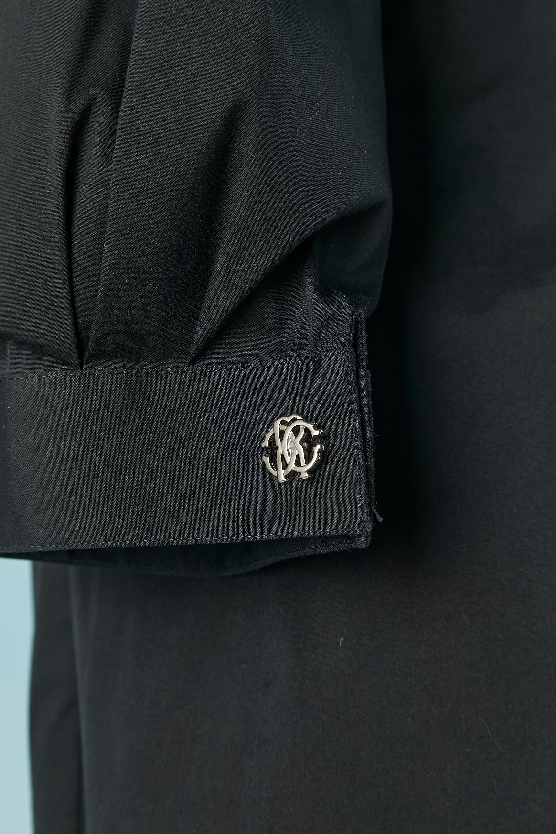 Schwarzes Hemd aus Seidentaft mit Rüschen am Rand und silbernen Knöpfen Roberto Cavalli  im Angebot 1