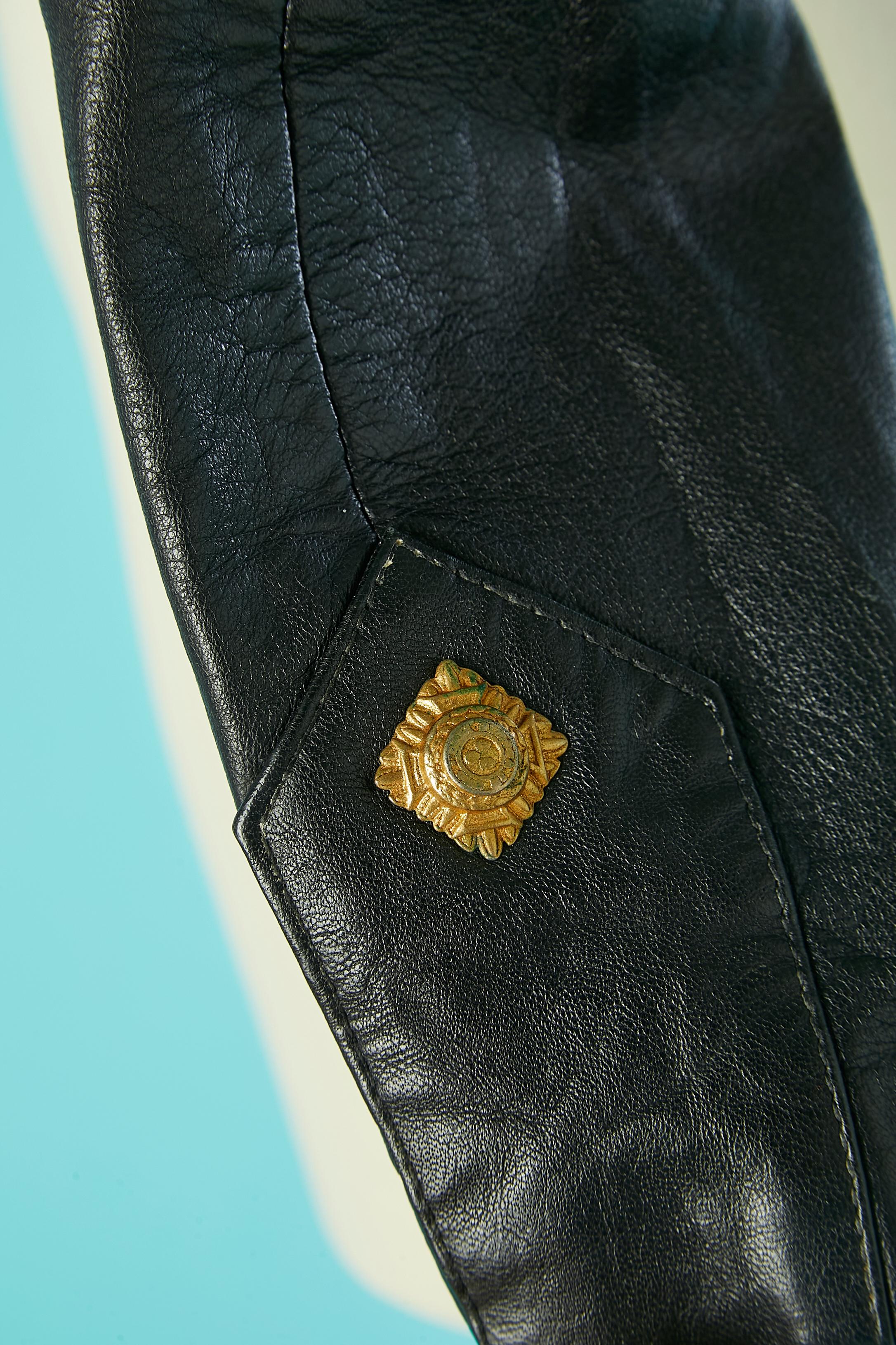 Schwarze kurze Lederjacke mit Cabochon-Druckknopf Michael Hoban North Beach Leather  Damen im Angebot