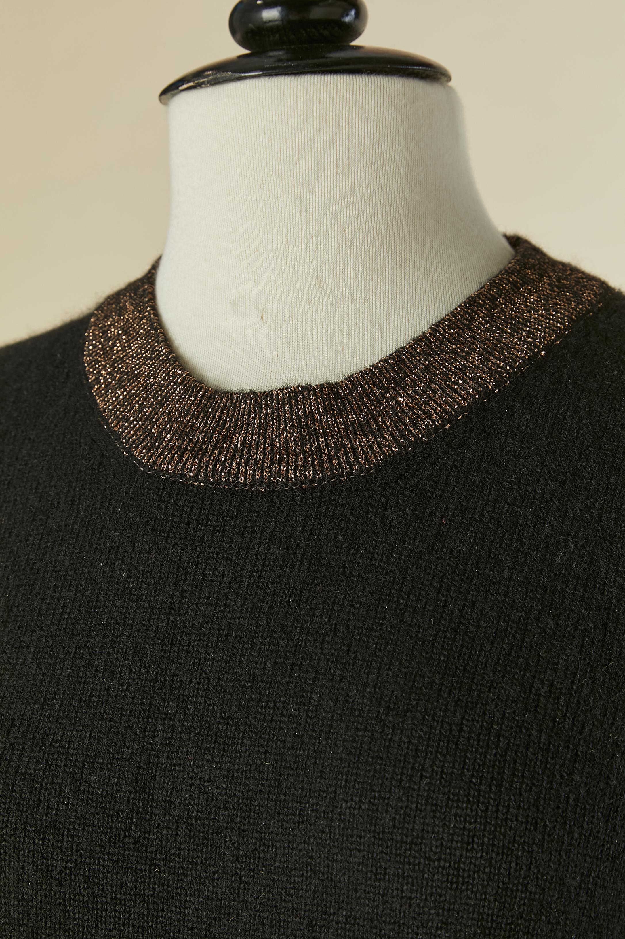 Maglione in cashmere nero a maniche corte con bordo in lurex. Composizione della maglia: 94% cashmere, 4% poliestere, 2% nylon. Tasca su entrambi i lati. 
TAGLIA 44 (Fr) L 