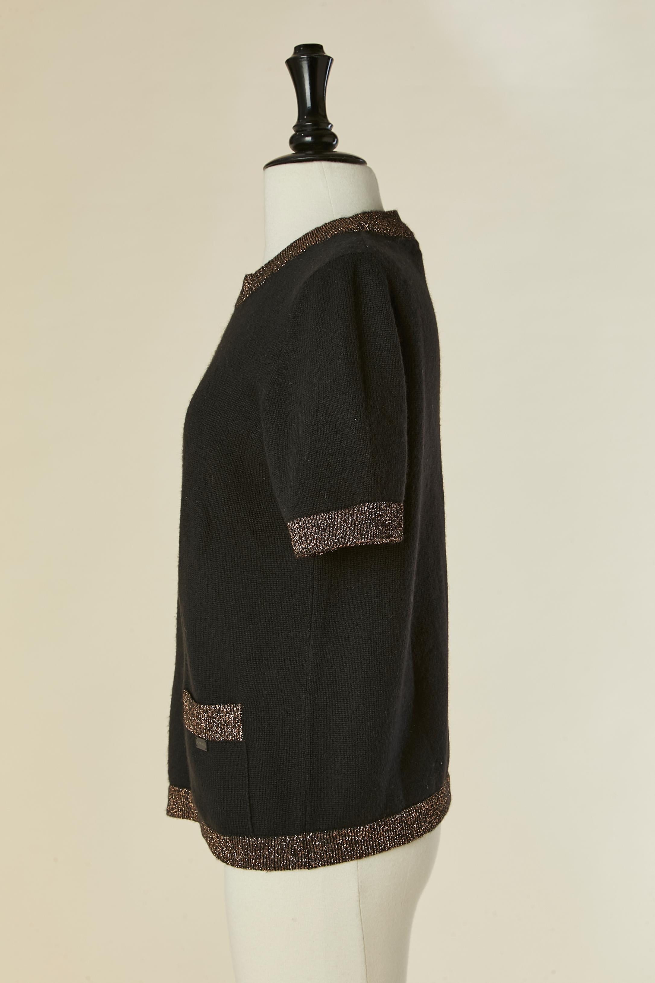 Donna Maglione nero a maniche corte in cashmere con bordo in lurex Chanel in vendita