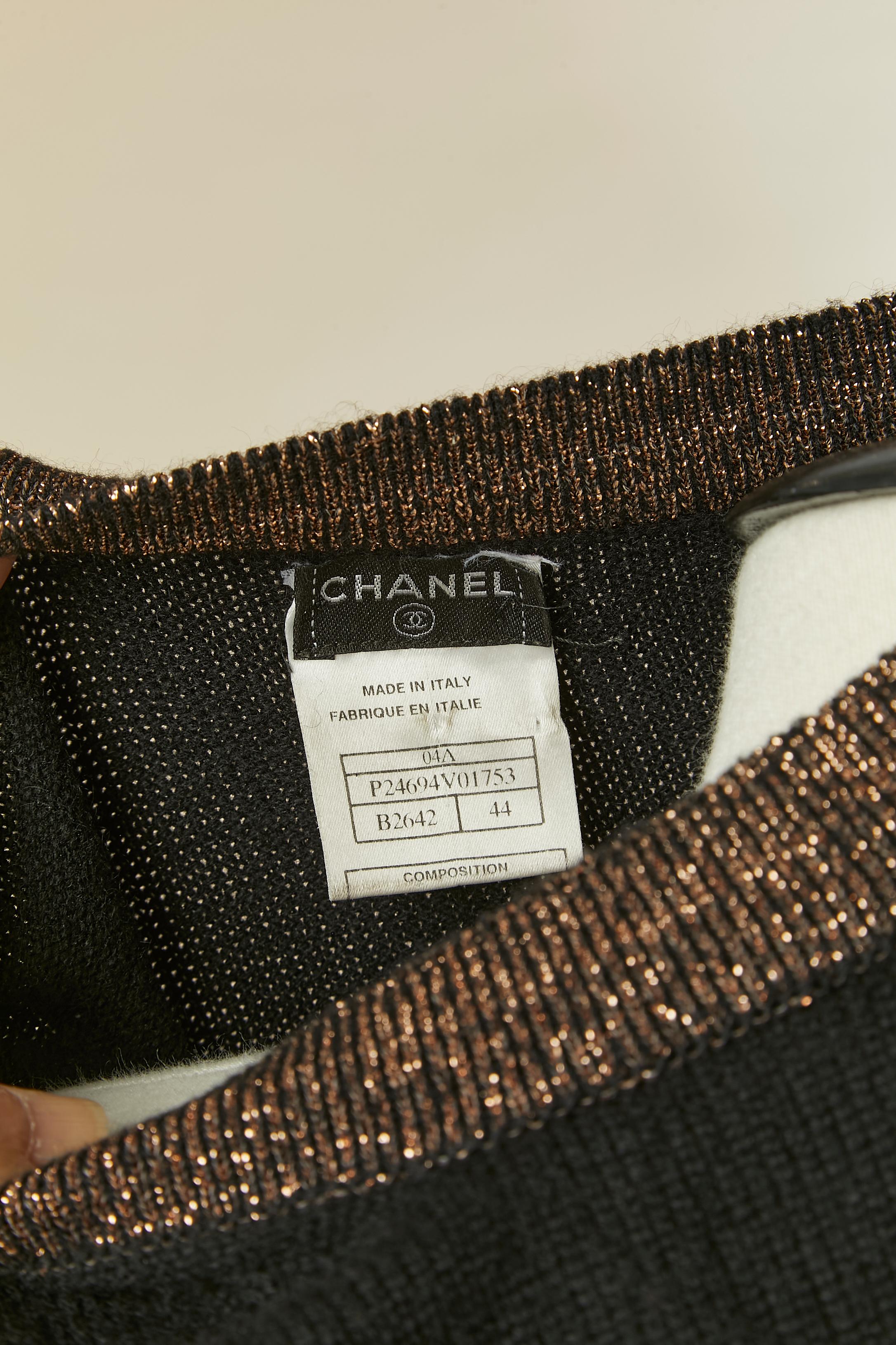 Maglione nero a maniche corte in cashmere con bordo in lurex Chanel in vendita 2