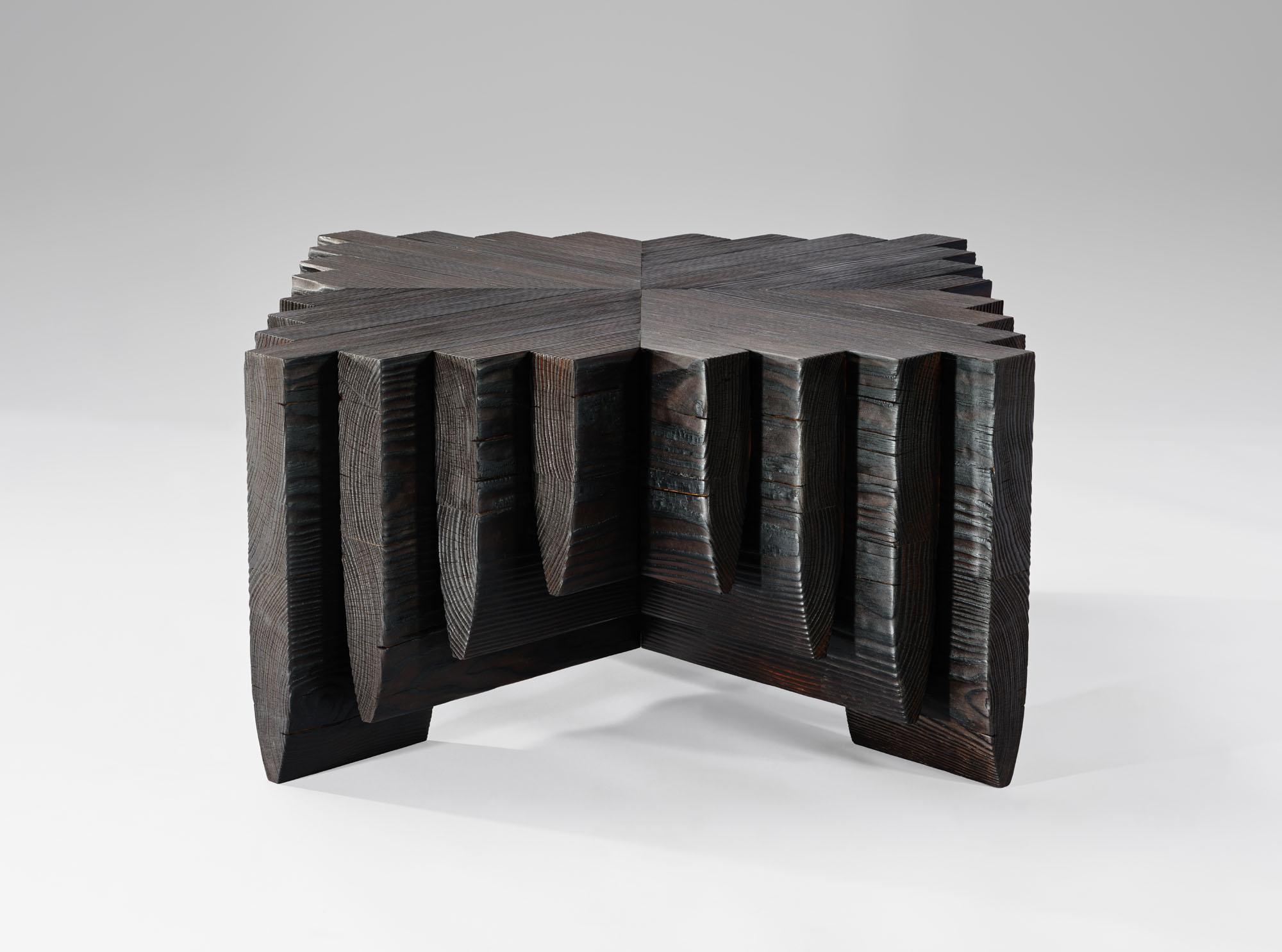 Fait main Table basse 'Shou Sugi Ban' noire brûlée en Navé Cross 94 massif par Tim Vranken en vente