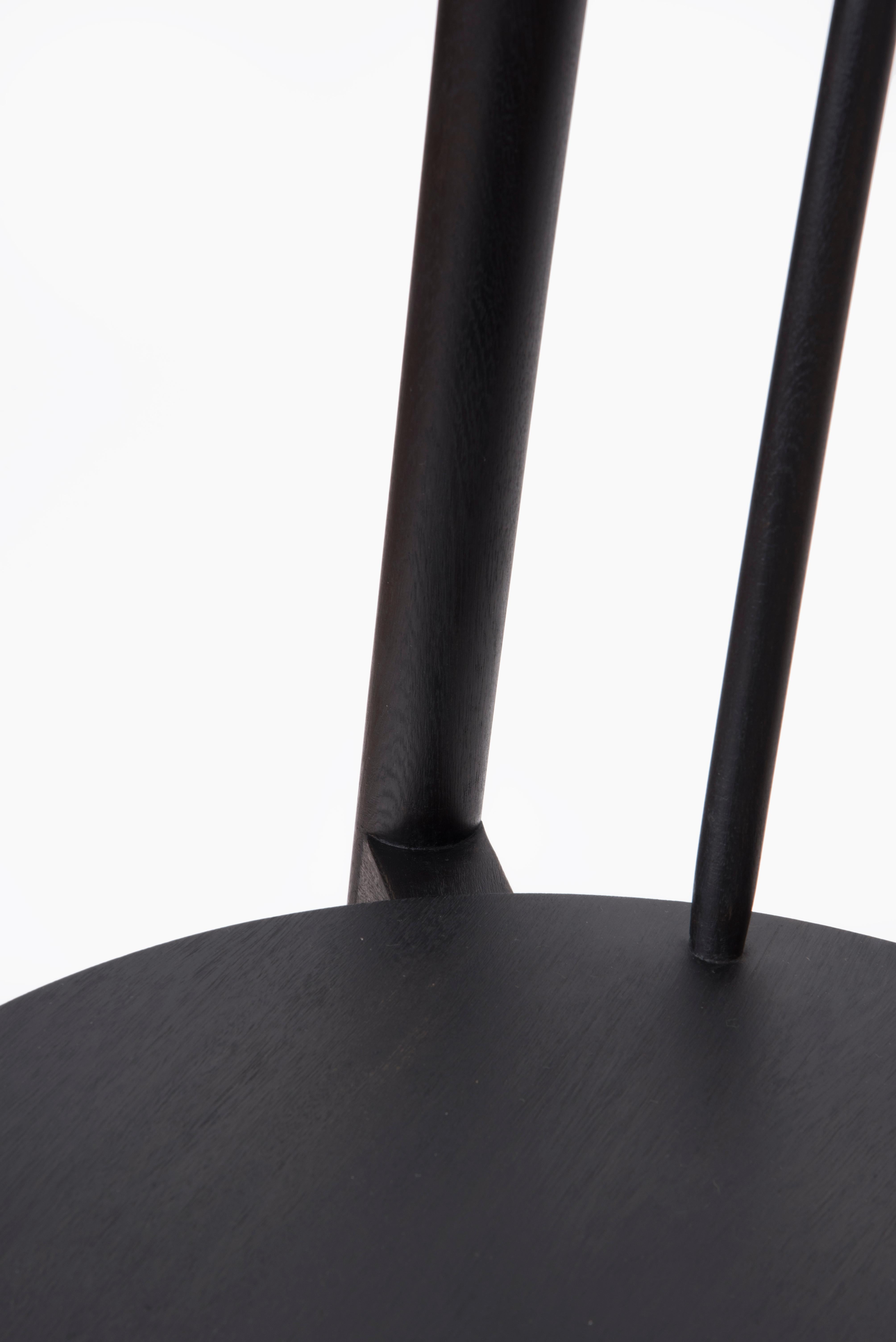 Schwarzer Beistellstuhl, Esszimmerstuhl aus massivem Eichenholz (Handgefertigt) im Angebot