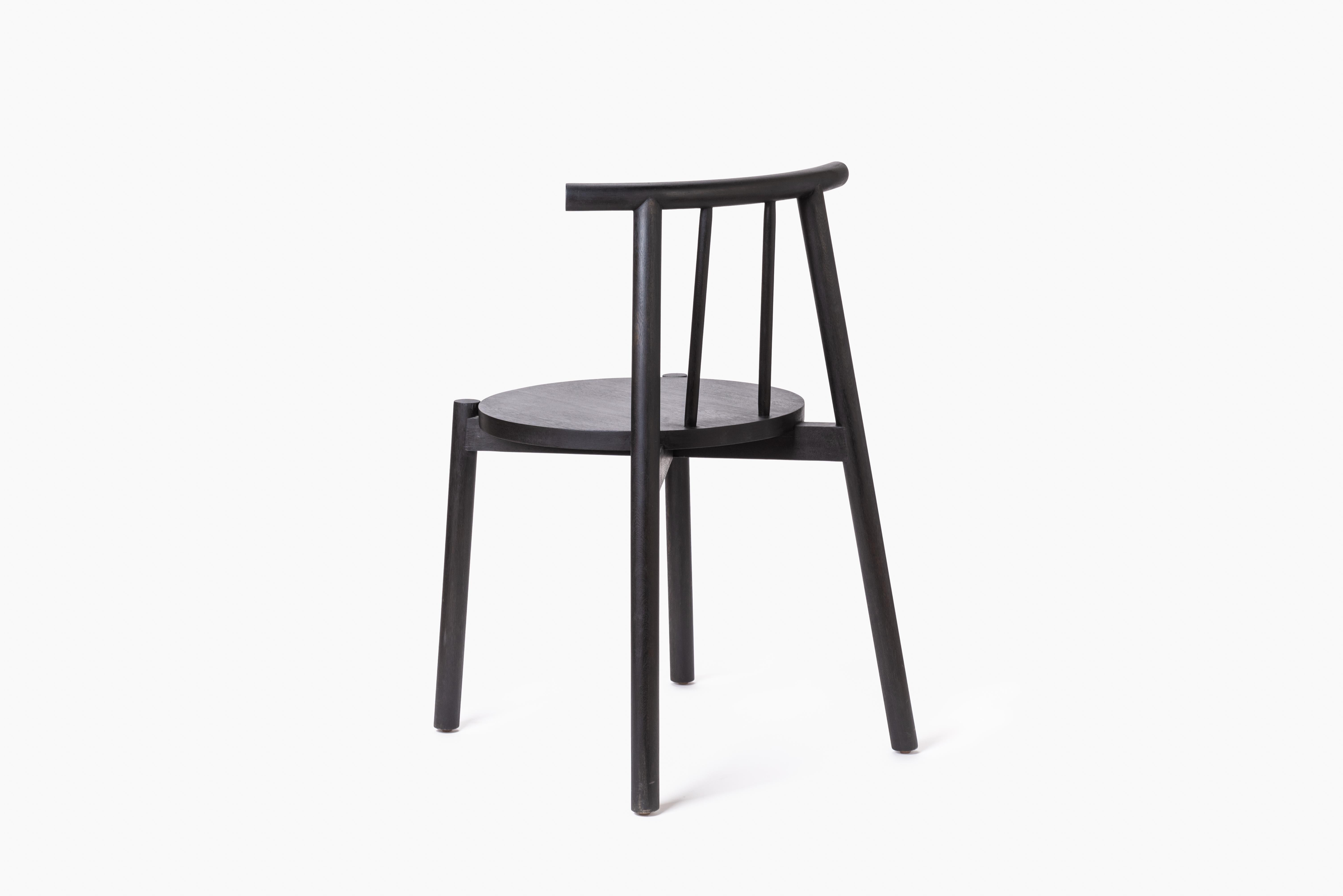 Ein Stuhl für alle Gelegenheiten, von gewöhnlich bis außergewöhnlich. Dieses Möbelstück ist eine Synthese aus Struktur und Form, die sich durch ihre konstruktive Klarheit und stille Schönheit auszeichnet. Dieser Stuhl wird von feinen Schreinern im