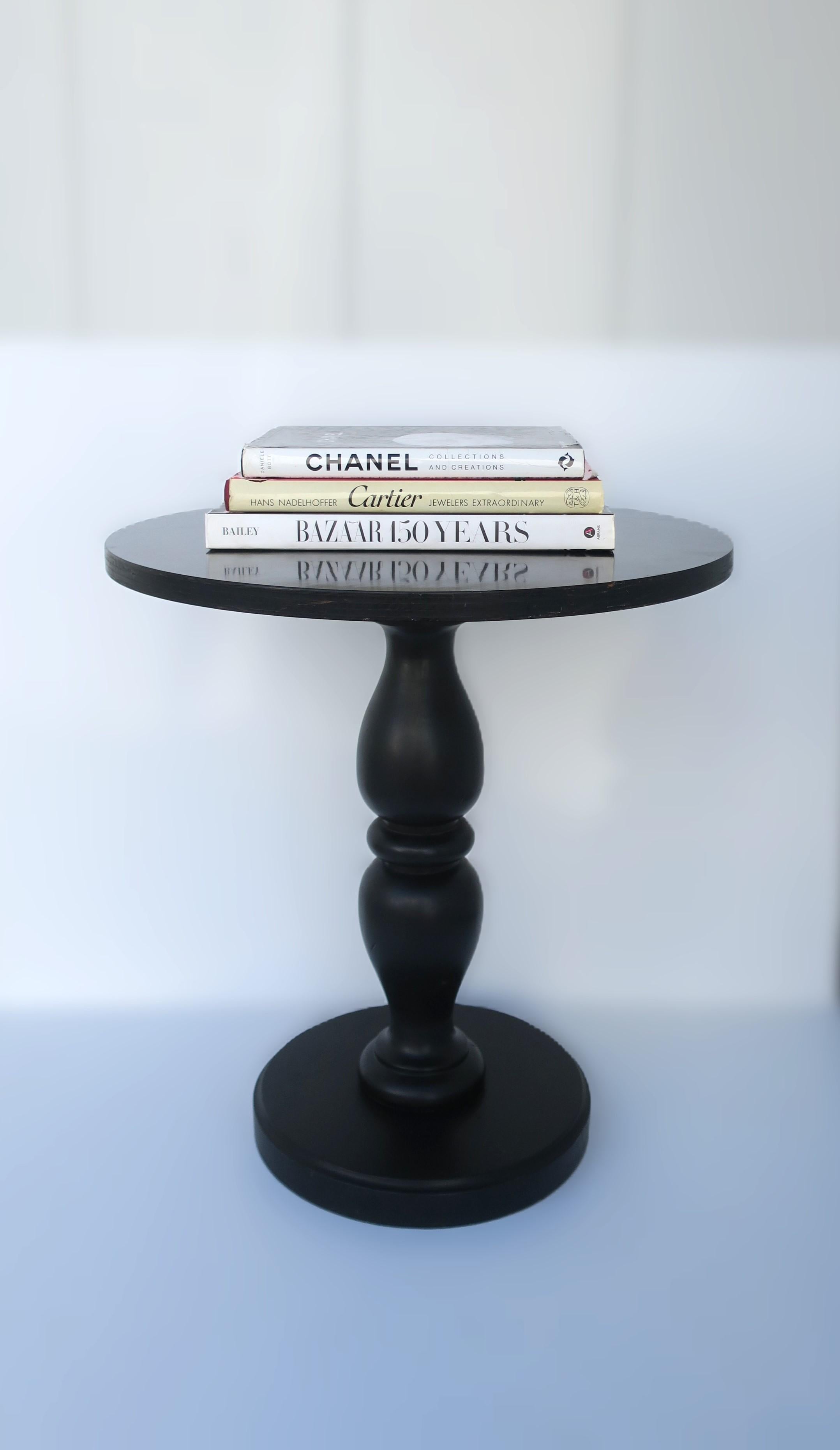 Table d'appoint noire en vente 6