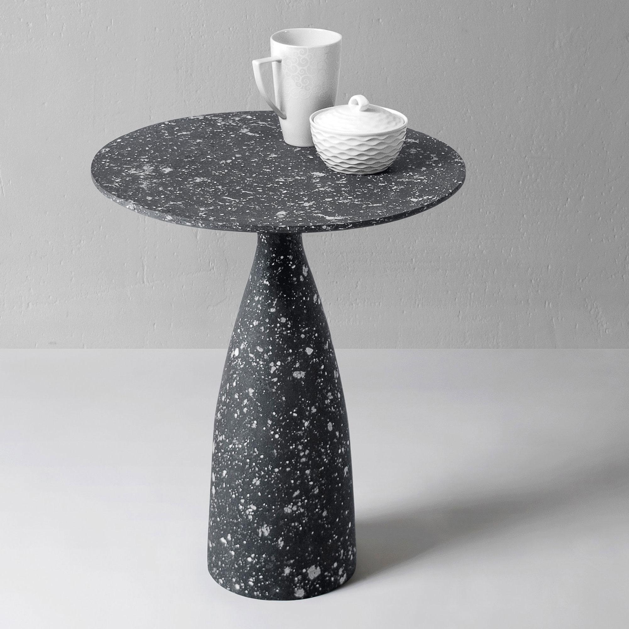 Béton Table d'appoint noire, Table minimaliste, Table d'appoint industrielle par Donatas Žukauskas en vente
