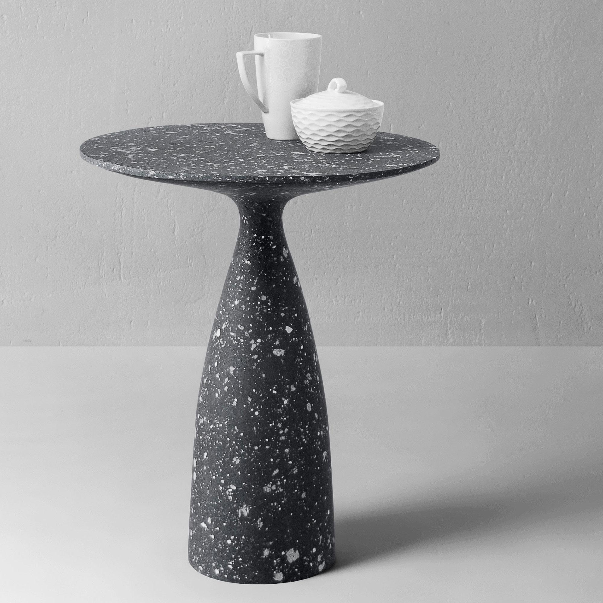 Table d'appoint noire, Table minimaliste, Table d'appoint industrielle par Donatas Žukauskas en vente 1