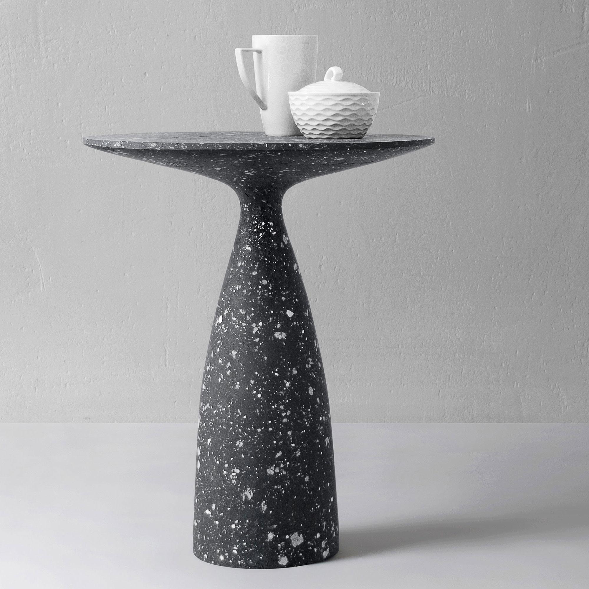 Table d'appoint noire, Table minimaliste, Table d'appoint industrielle par Donatas Žukauskas en vente 2