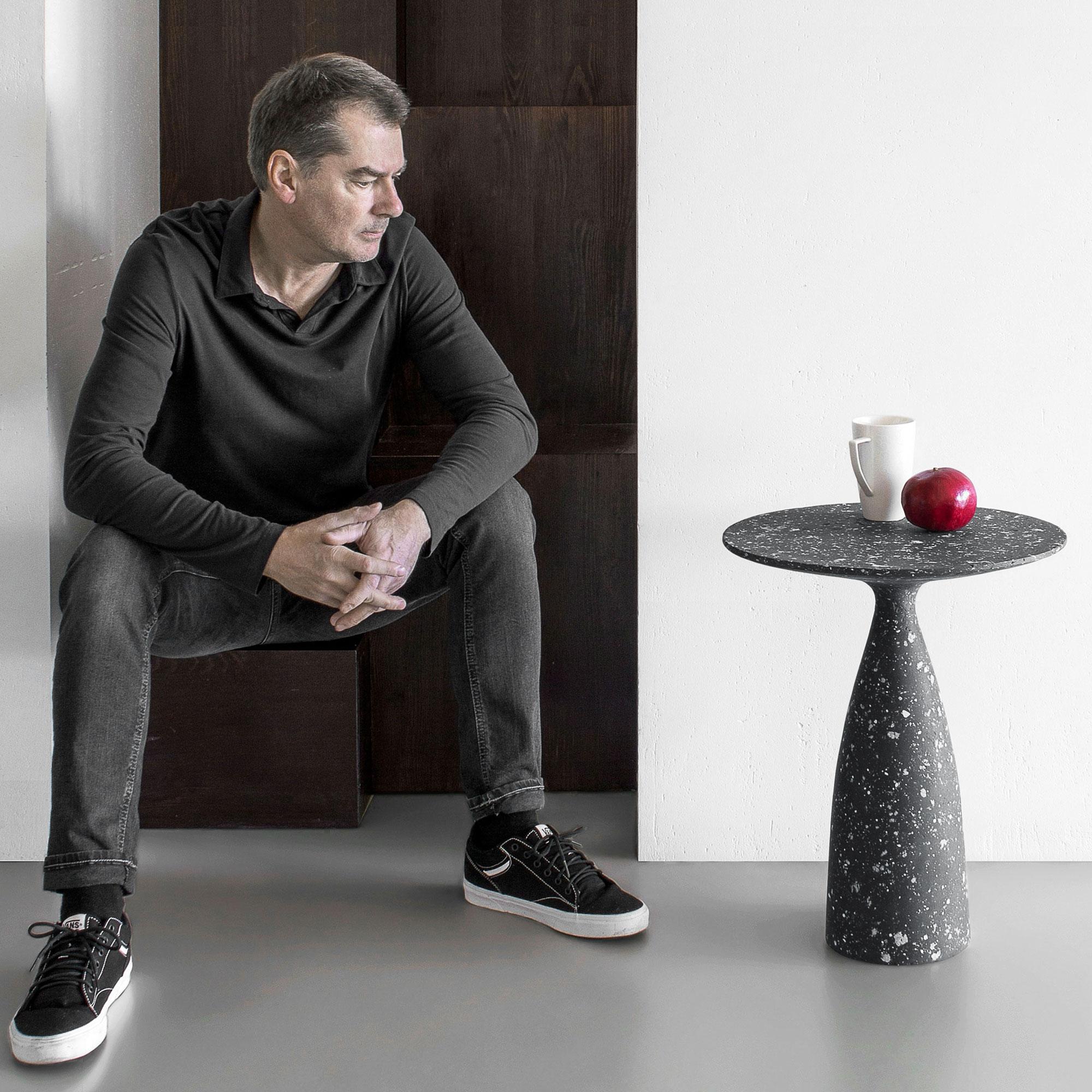 Table d'appoint noire, Table minimaliste, Table d'appoint industrielle par Donatas Žukauskas en vente 3