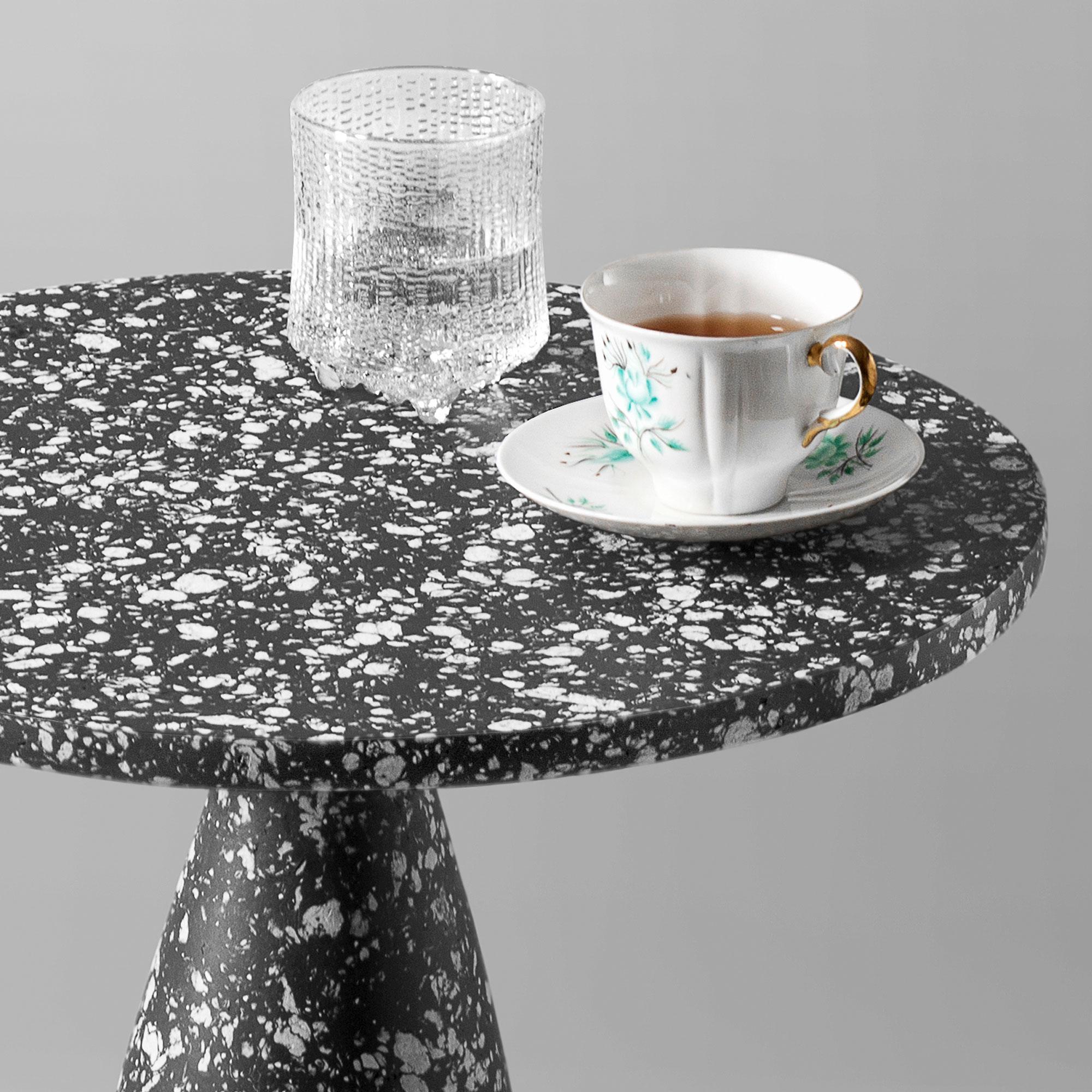 Fait main Table d'appoint noire, Table minimaliste, Table d'appoint industrielle par Donatas Žukauskas en vente