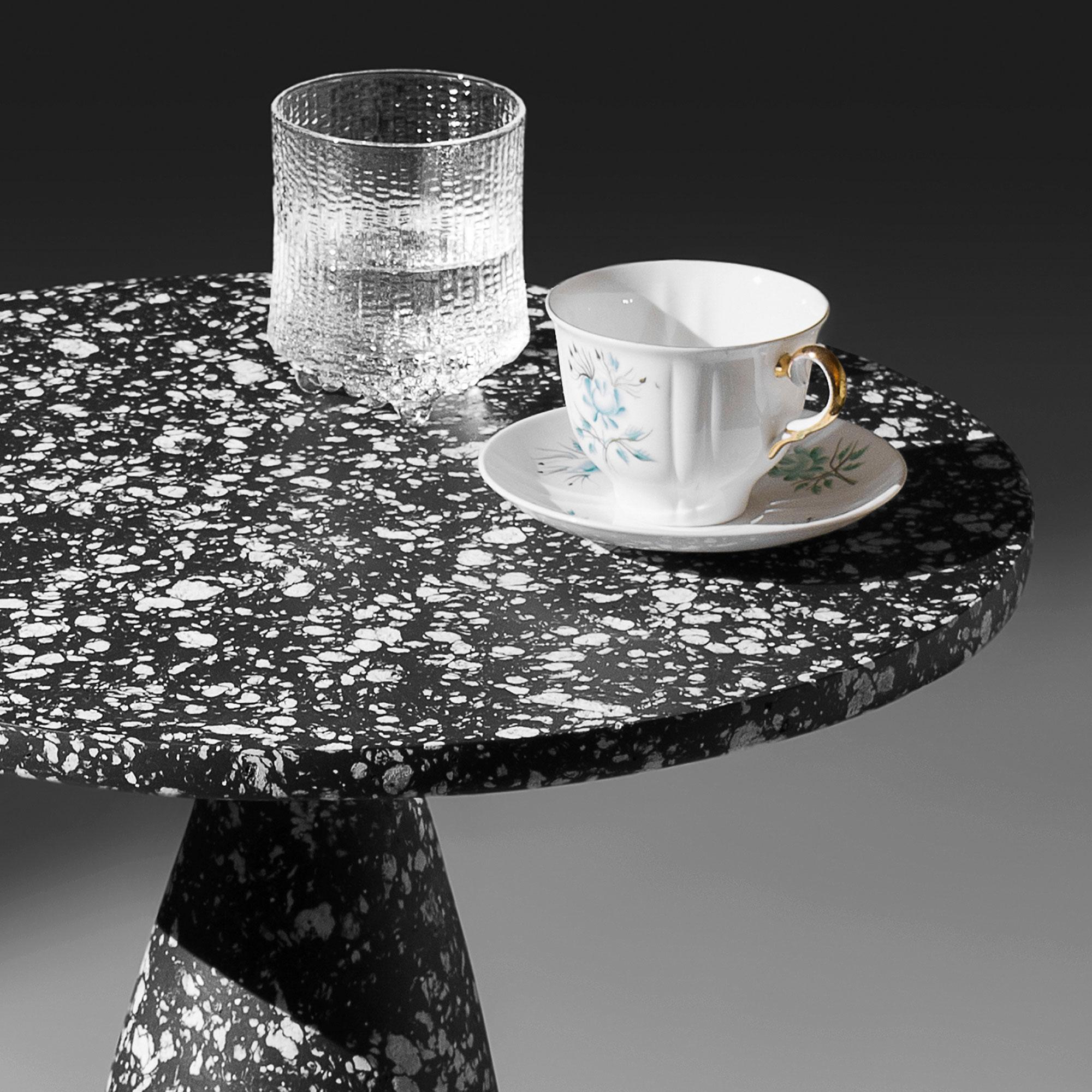 Industriel Table d'appoint noire, Table minimaliste, Table d'appoint industrielle par Donatas Žukauskas en vente
