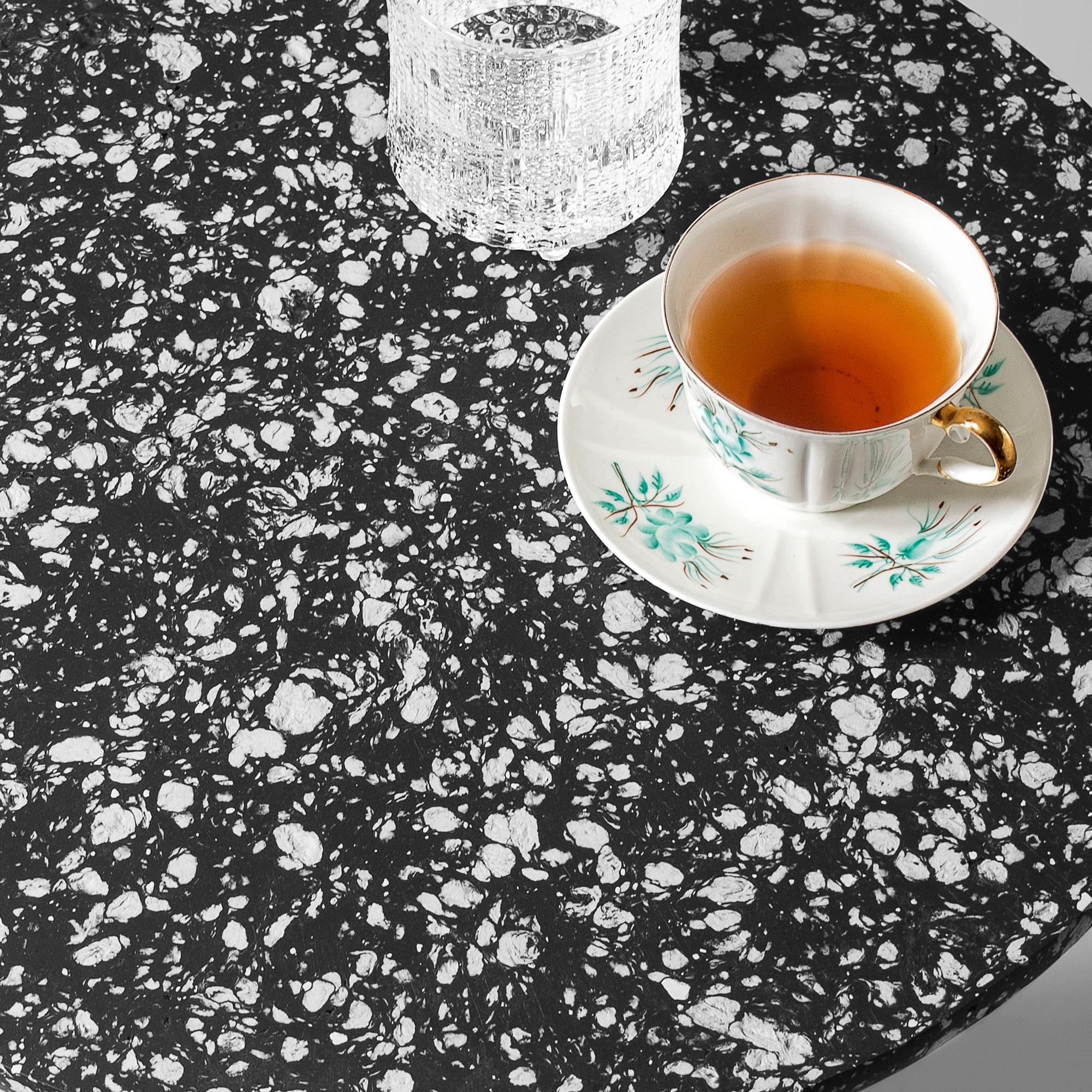 Table d'appoint noire, Table minimaliste, Table d'appoint industrielle par Donatas Žukauskas Neuf - En vente à Rudamina, LT