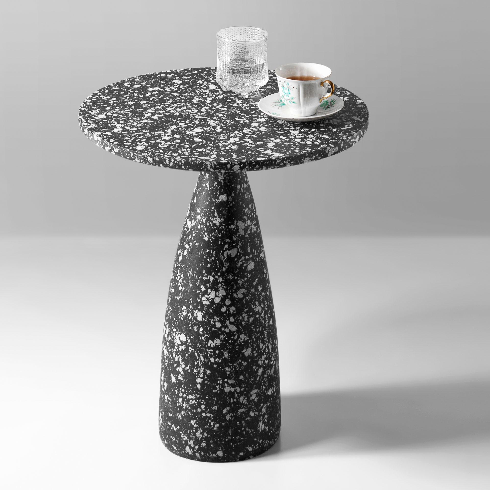 Lituanien Table d'appoint noire, Table minimaliste, Table d'appoint industrielle par Donatas Žukauskas en vente