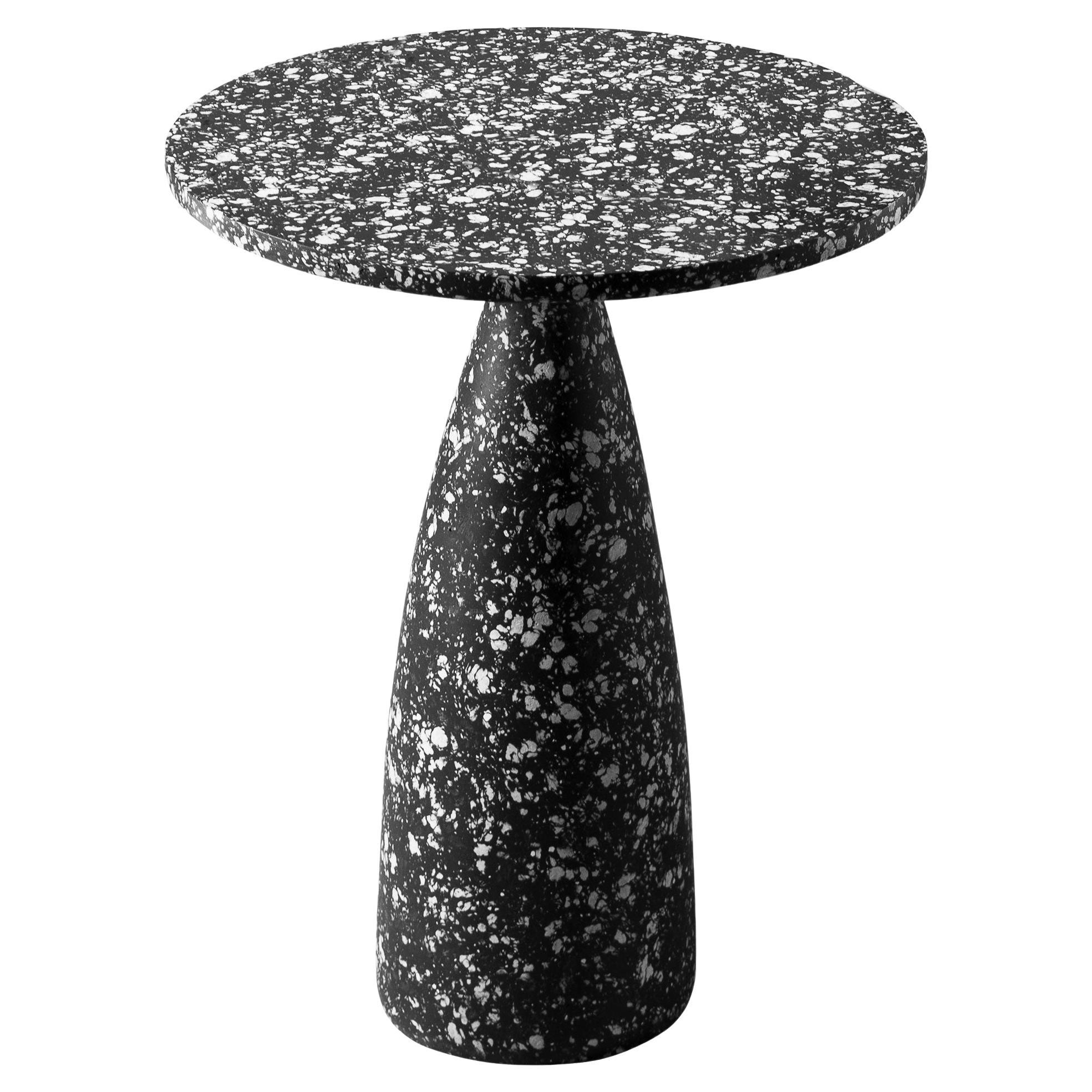 Table d'appoint noire, Table minimaliste, Table d'appoint industrielle par Donatas Žukauskas en vente