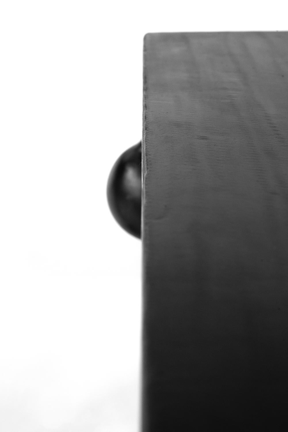 Schwarzer Beistelltisch Modern Geometrisch Handgemacht Geschnitzt Geschwärzt Gewachstem Stahl  (21. Jahrhundert und zeitgenössisch) im Angebot