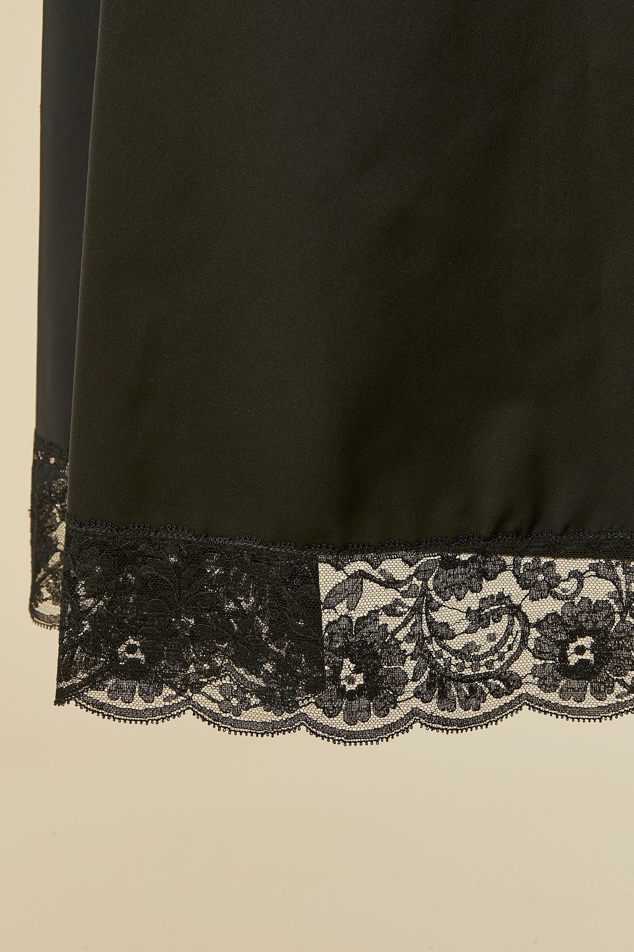 Black silk and wool skirt with lace edge. Invisible zip and hook&eye closure on the left side . No lining. Gros grain inside the waist.
SIZE 36 (Fr) S 