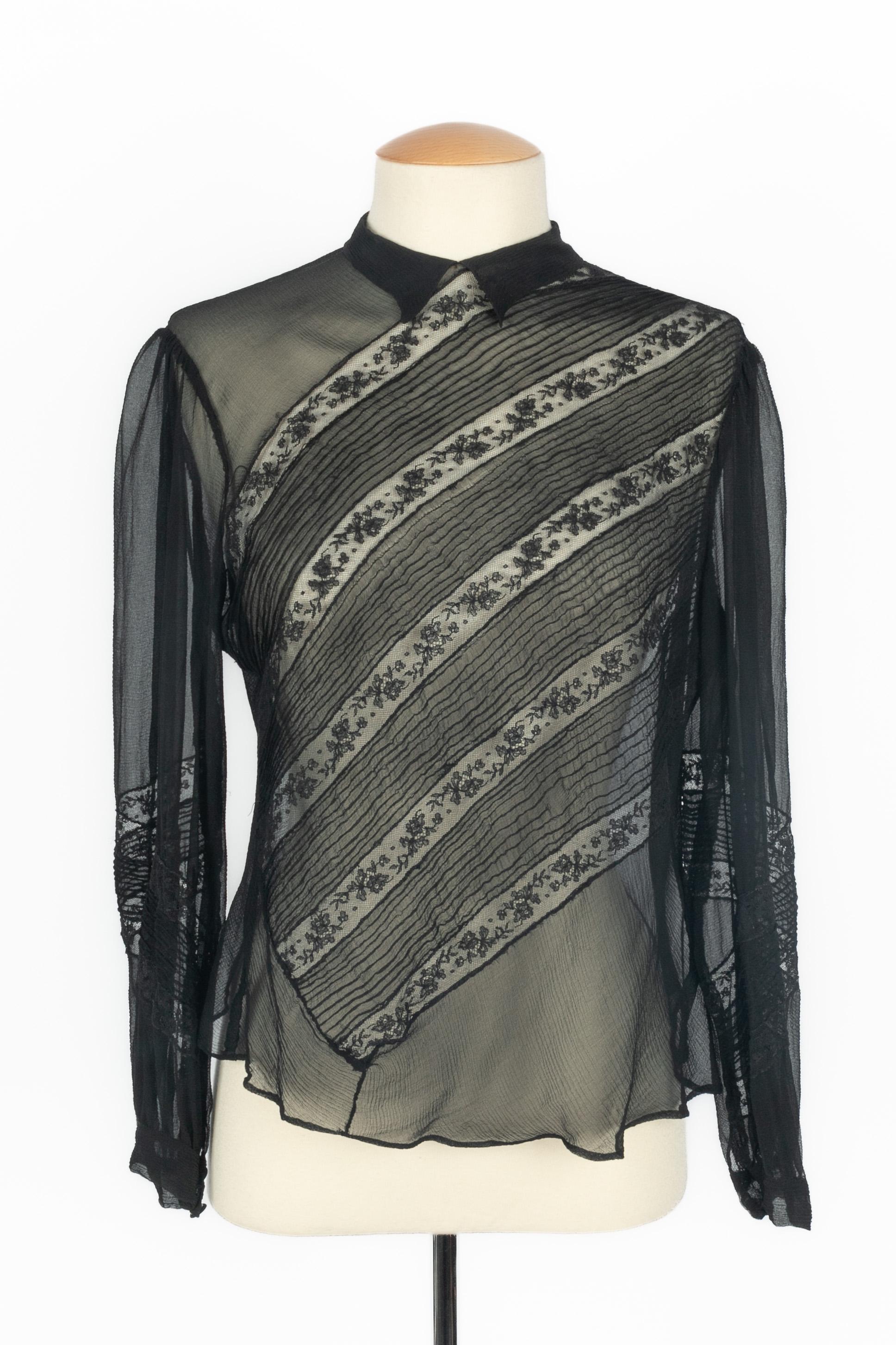 DESCONOCIDO - Delicada blusa de muselina de seda negra. Faltan las etiquetas de talla y composición, se ajusta a una 36FR.

Estado:
Muy buen estado

Dimensiones:
Anchura de los hombros: 40 cm - Pecho: 45 cm - Longitud de las mangas: 58 cm - Largo: