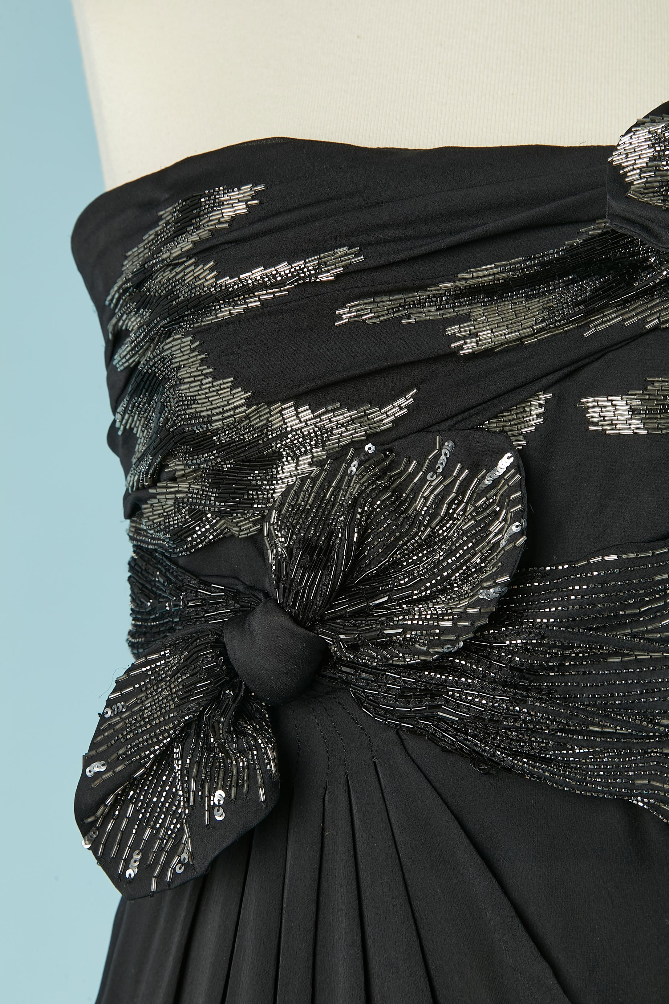 Robe de soirée bustier en soie noire avec perles. Tulle extensible Bustier désossé à l'intérieur avec soutien-gorge à armatures  et fermeture à glissière sur le côté gauche. Deuxième fermeture à glissière sur la robe du même côté avec crochet et
