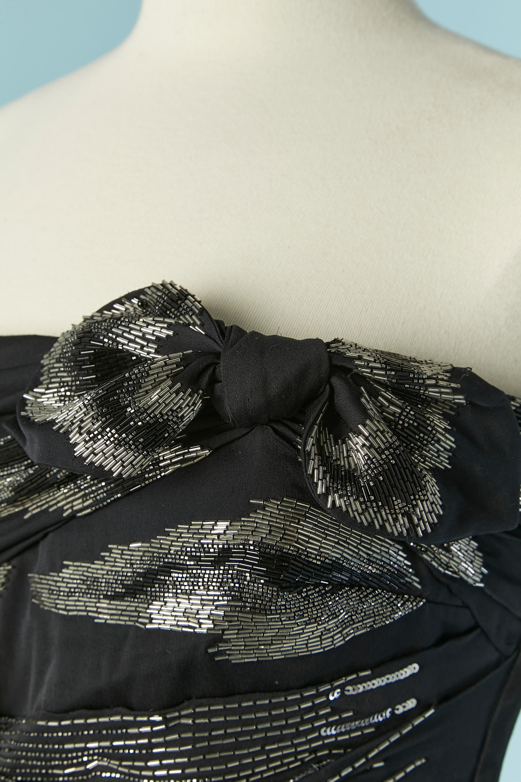 Noir Robe du soir à bustier en soie noire et perles VALENTINO en vente