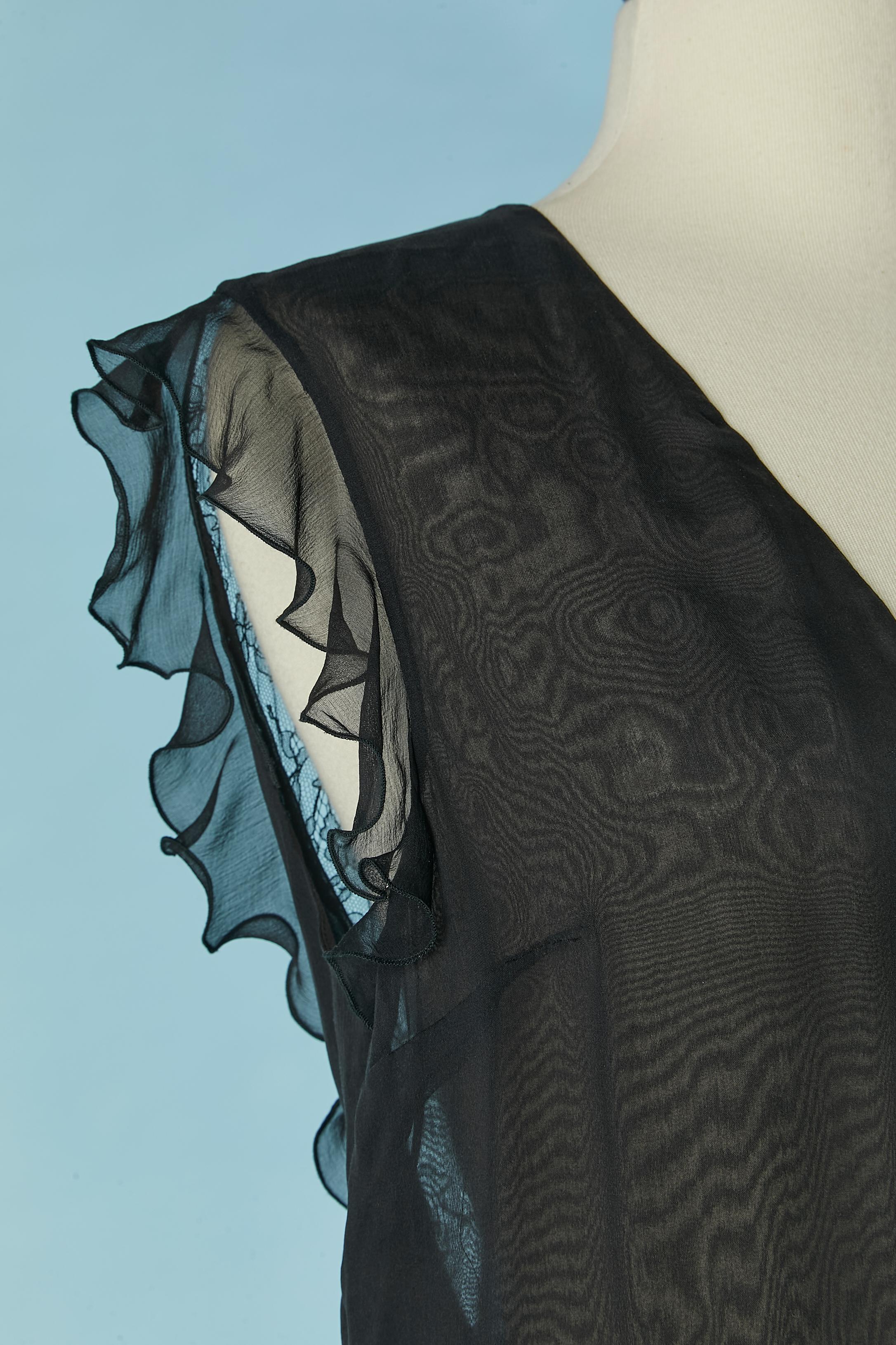 Black silk chiffon and lace cocktail dress with laces neckline Valentino Roma In Excellent Condition For Sale In Saint-Ouen-Sur-Seine, FR