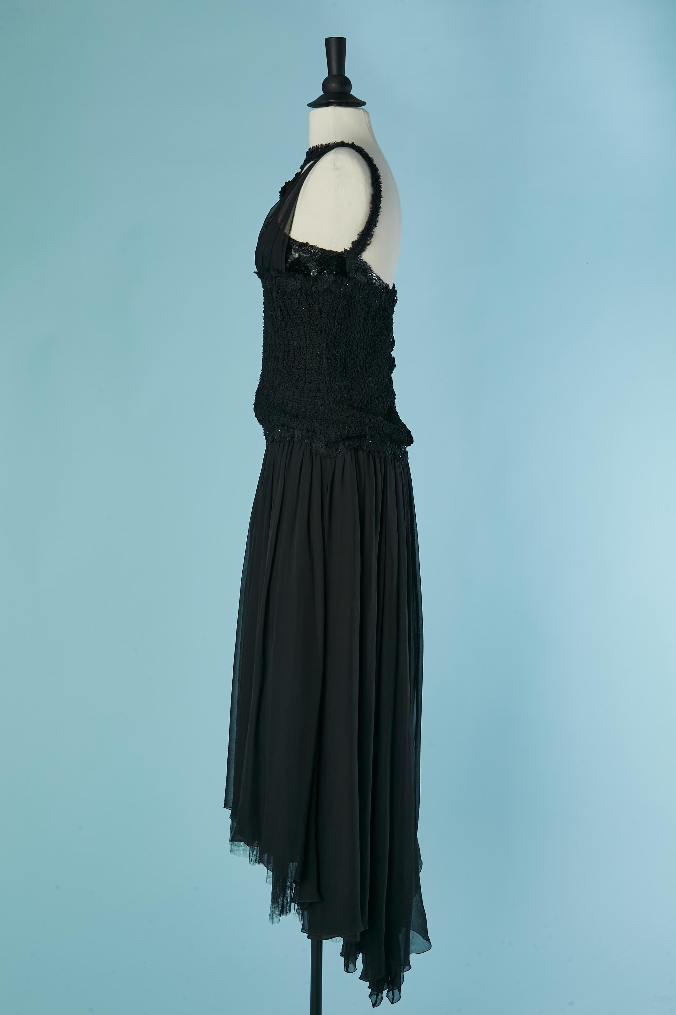 Abito da sera asimmetrico in chiffon di seta nero con ricami di paillettes Chanel in vendita 2