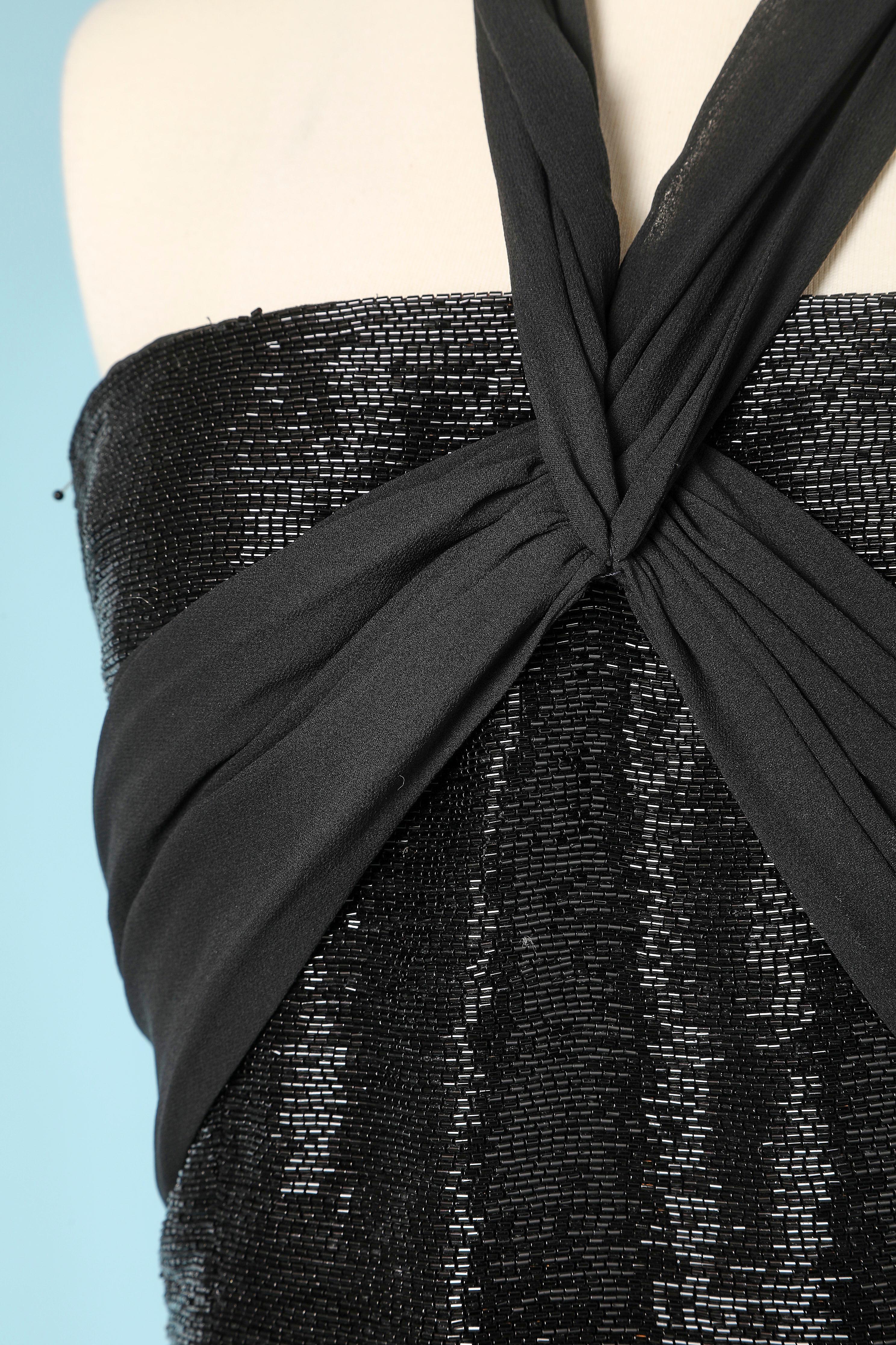 Vestido de gasa de seda negra con pedrería negra. La parte de la falda está hecha de 2 capas de gasa de seda y una capa (debajo) de organza. Cierre con cremallera y corchetes en la parte central de la espalda. 
TALLA 36 (Fr) S 