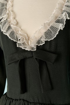 Robe de cocktail en soie noire bordée de dentelle blanche, Yves Saint Laurent, vers les années 1960