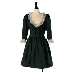 Robe de cocktail en soie noire bordée de dentelle blanche, Yves Saint Laurent, vers les années 1960