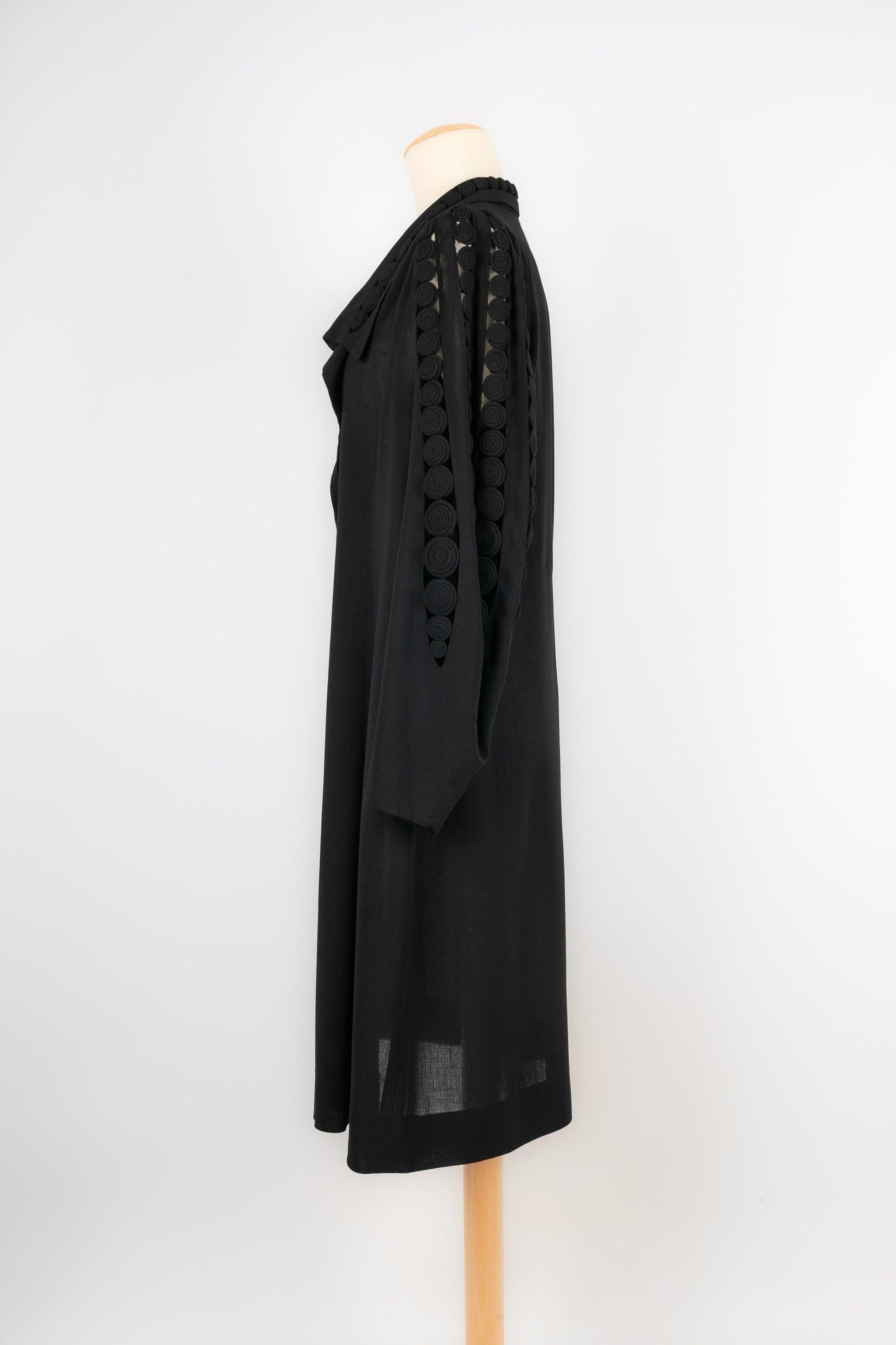 Elegant black silk crepe coat. No size nor composition label, it fits a 38FR/40FR.

Additional information:
Condition: Very good condition
Dimensions: Shoulder width: 42 cm - Sleeve length: 58 cm - Length: 104 cm
Period: 20th Century

Seller