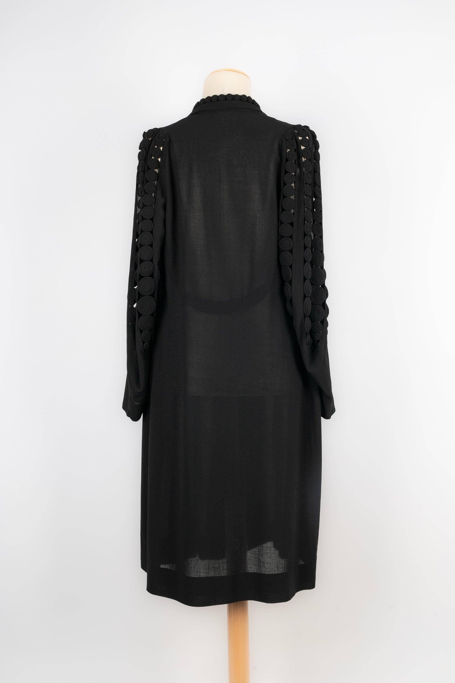 Black Silk Crepe Coat, 1930-1940s In Excellent Condition For Sale In SAINT-OUEN-SUR-SEINE, FR