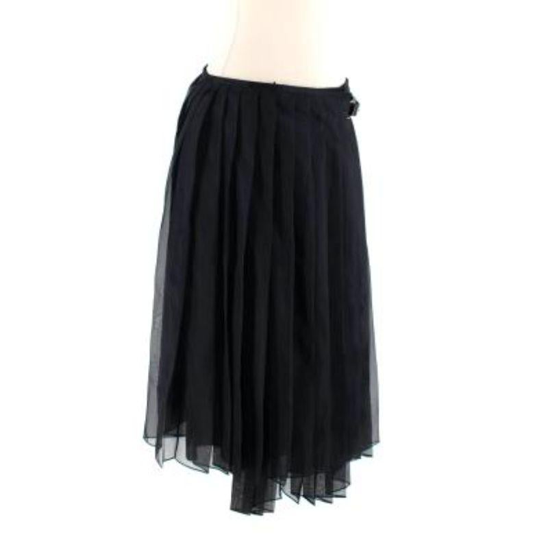 Fendi Black Silk Pleated Skirt
 
 - Pleated multi-layered, mid length skirt
 - Patent leather D ring belt at front and additional press on buttons closure
 - Fully lined 
 
 Materials 
 100% Silk 
 Lining
 60% Viscose
 40% Cotton 
 
 Made In Italy 
