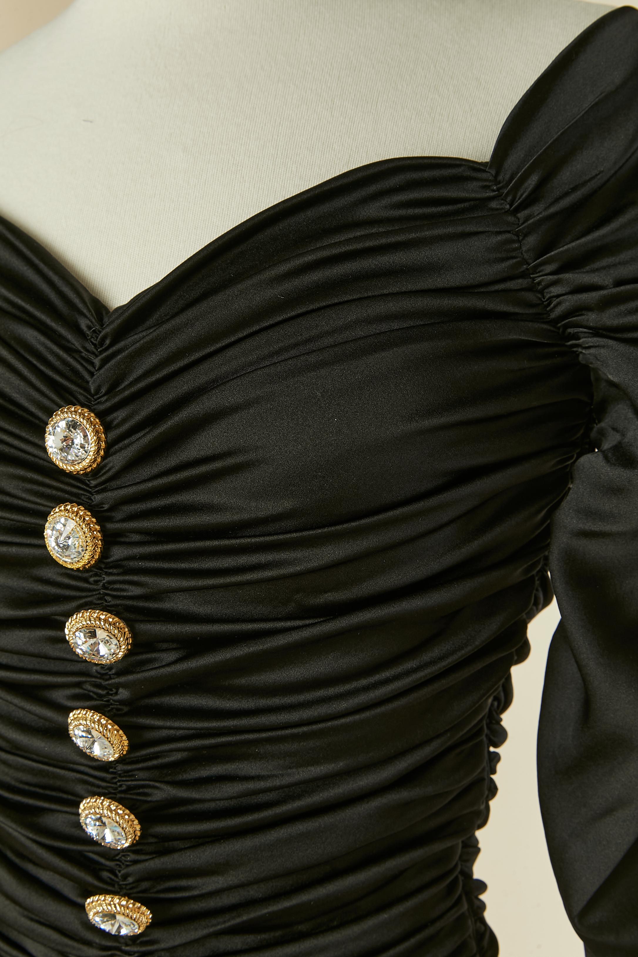 Schwarzes, drapiertes Seiden-Cocktailkleid mit Knopfverzierung. Zusammensetzung des Hauptmaterials: 82% Seide, 18% Lycra. Futter aus Polyester-Jersey. 
Unsichtbarer Reißverschluss auf der linken Seite. 
GRÖSSE 36 (Fr) XS 