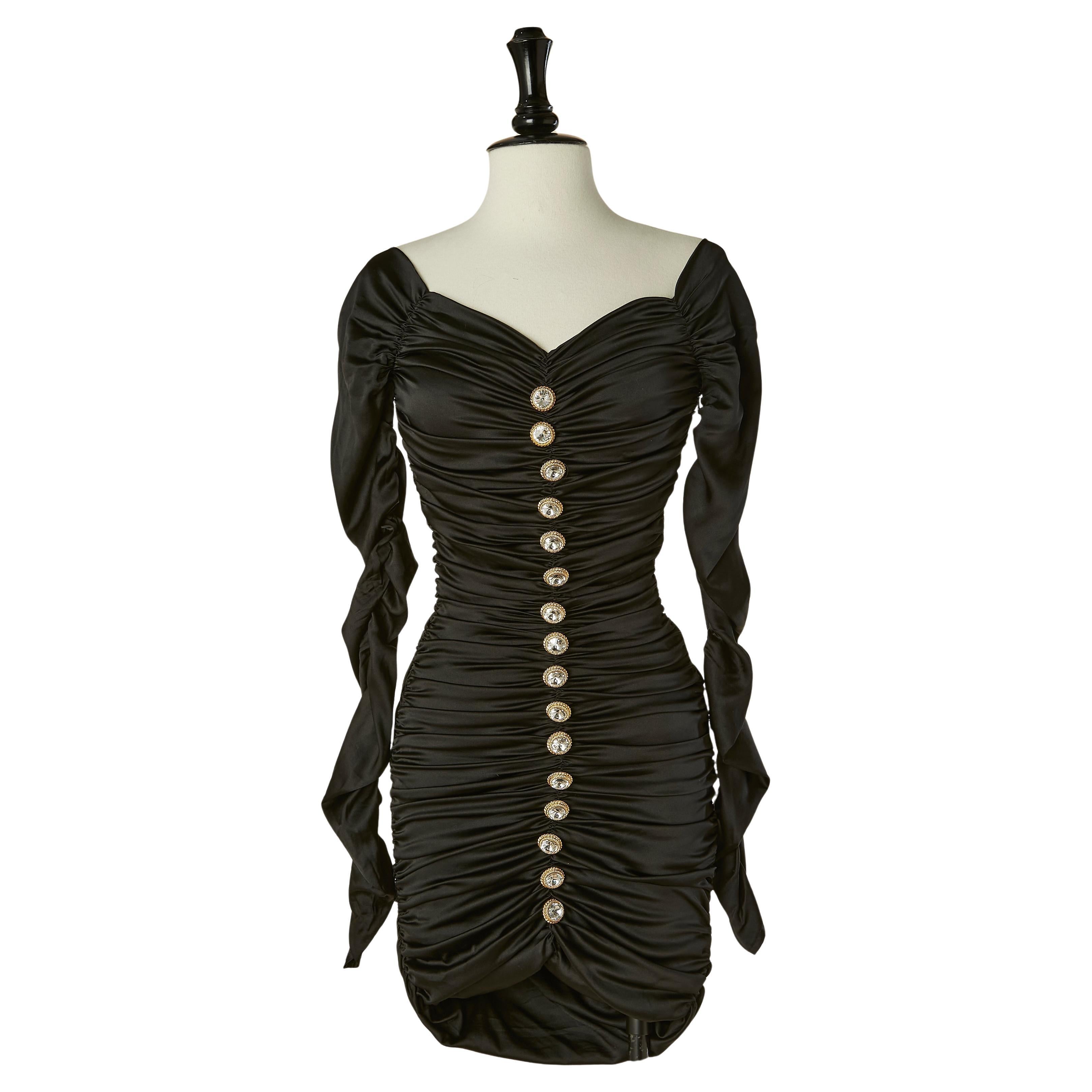 Robe de cocktail drapée en soie noire, ornée de boutons Angelo Tarlazzi