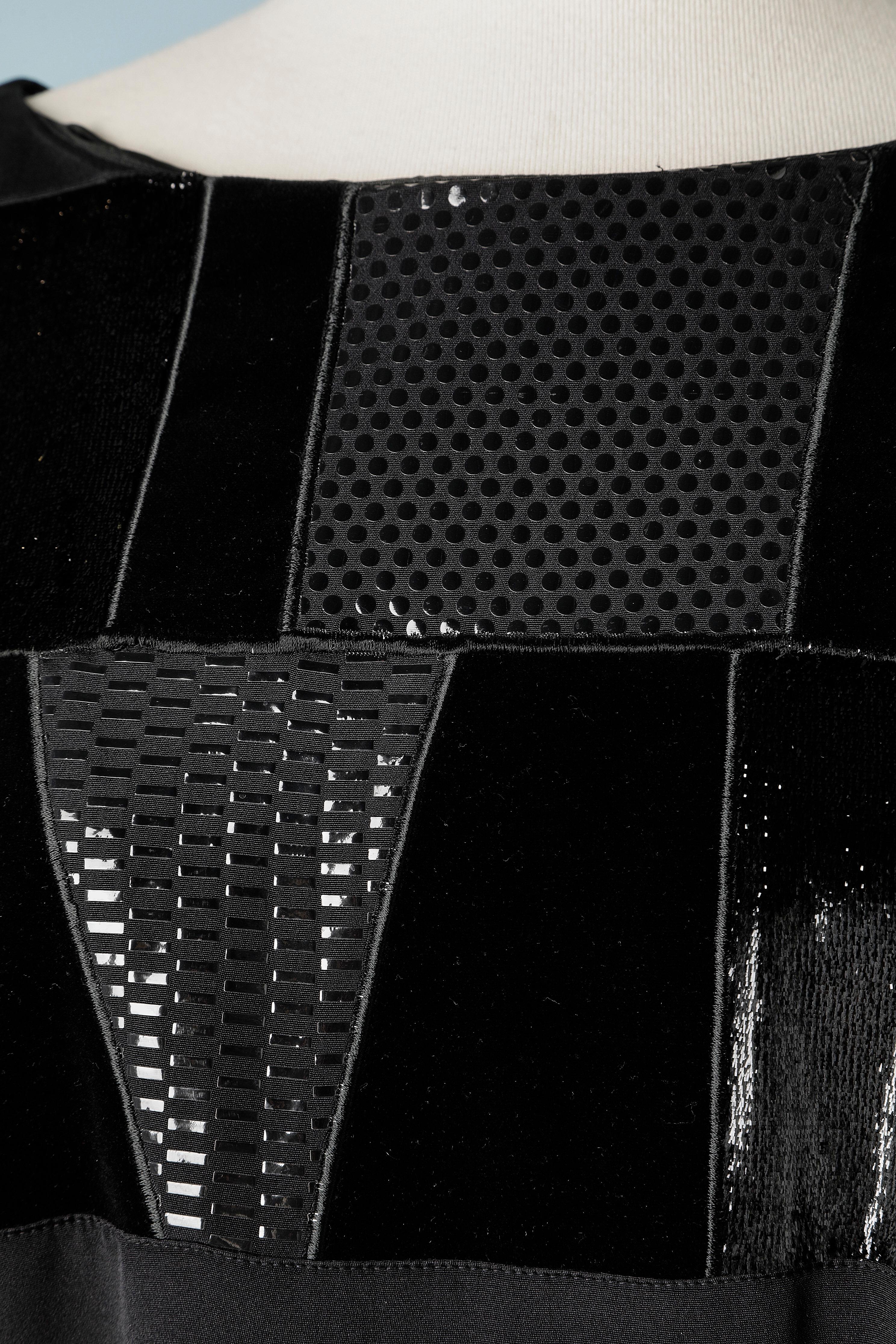 Schwarzes Seidenkleid mit schwarzer Patchworkapplikation auf dem Oberteil. Hauptstoff: Seide. Futter: Viskose. Applikationen: Viskose, Polyacryl, Metall, Polyester, Samt, Seide. 
Raglanärmel. Schulterpads. Reißverschluss in der hinteren Mitte.